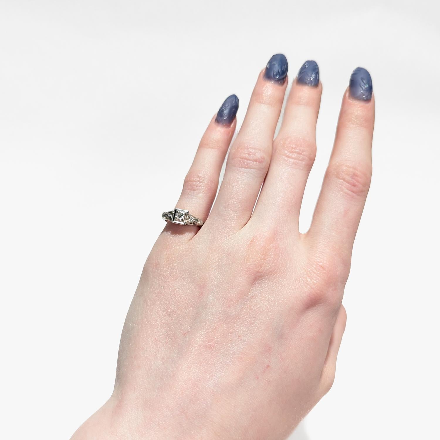 Bague de fiançailles Art déco ancienne solitaire en or blanc 14 carats filigrane et diamants en vente 7