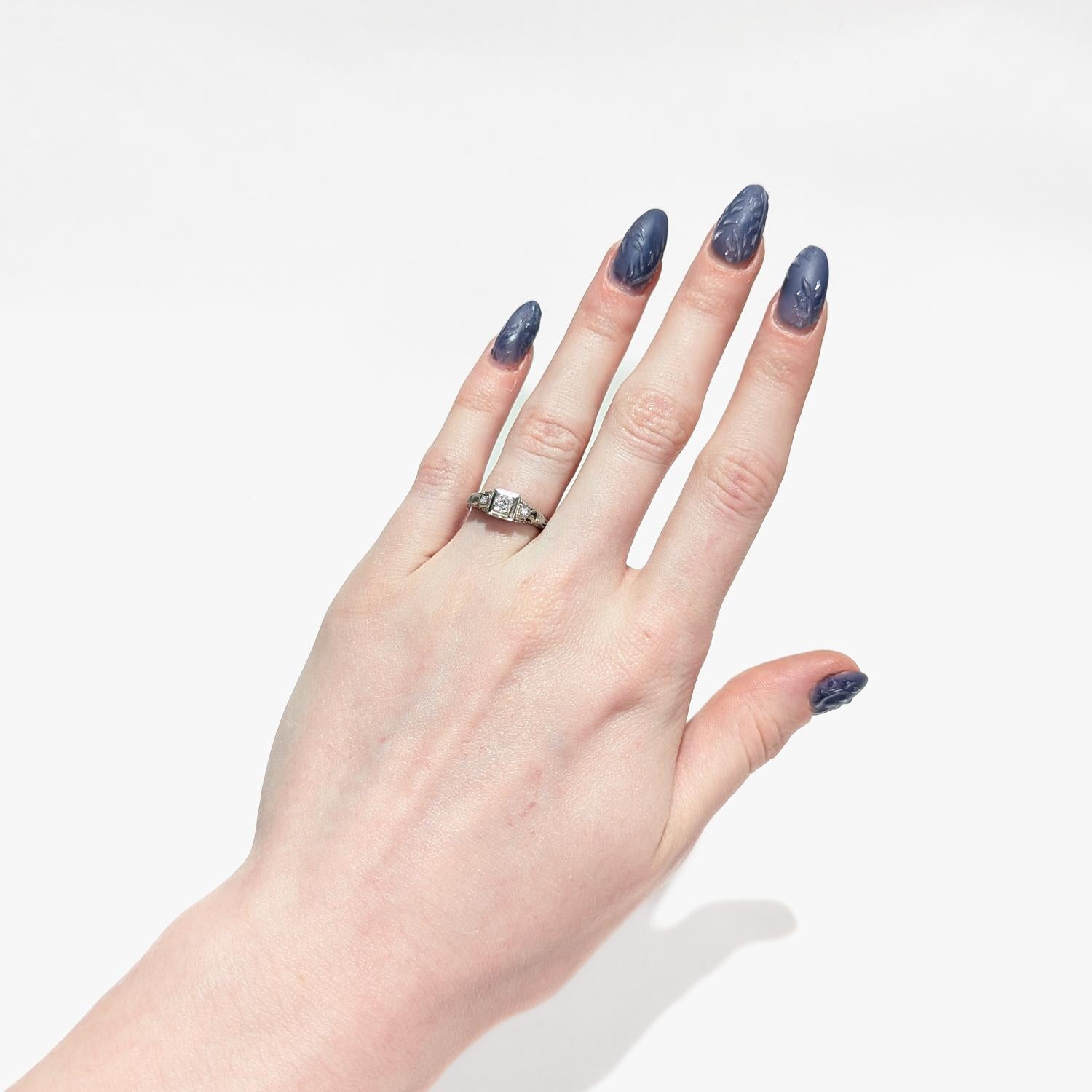 Bague de fiançailles Art déco ancienne solitaire en or blanc 14 carats filigrane et diamants en vente 8