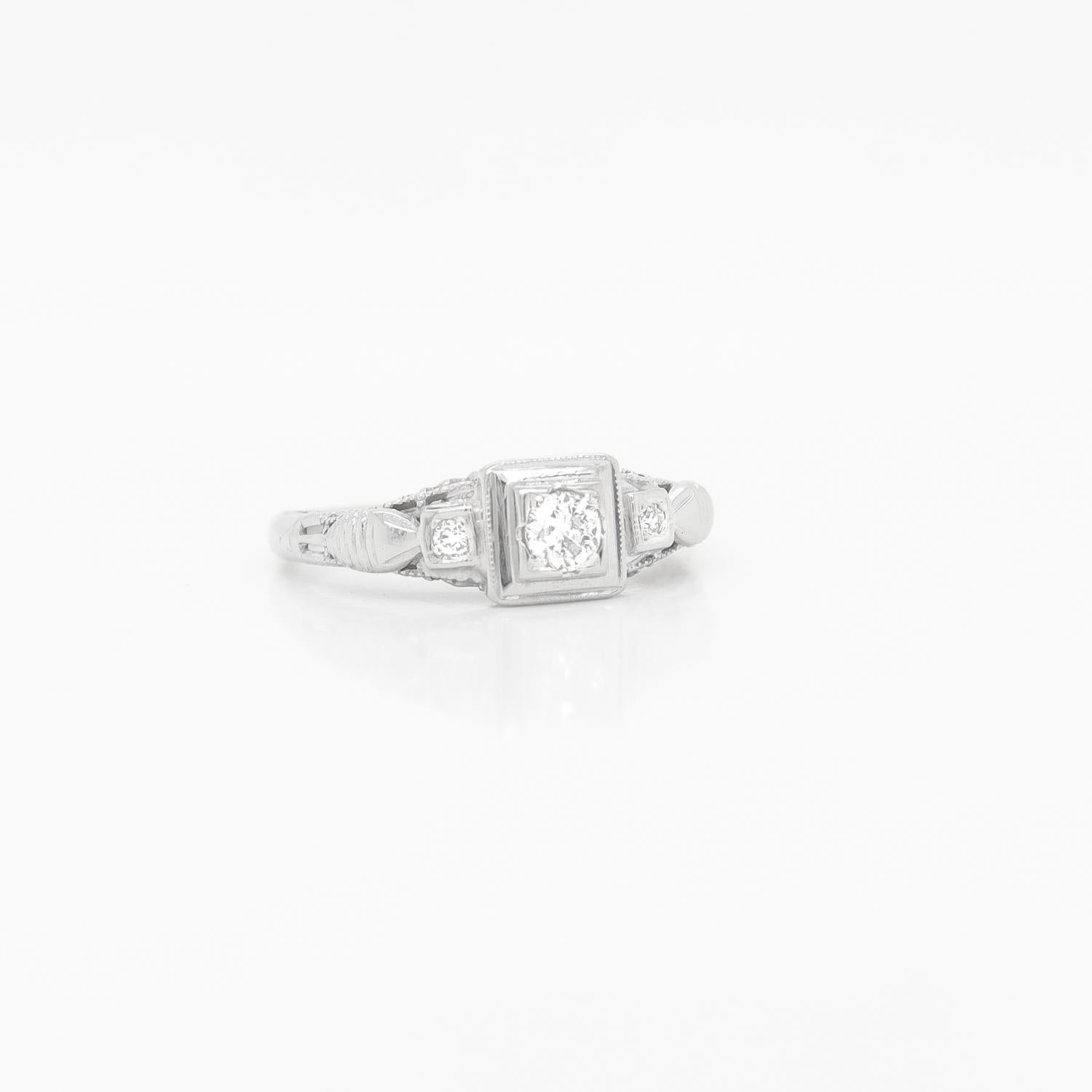 Bague de fiançailles Art déco ancienne solitaire en or blanc 14 carats filigrane et diamants Pour femmes en vente