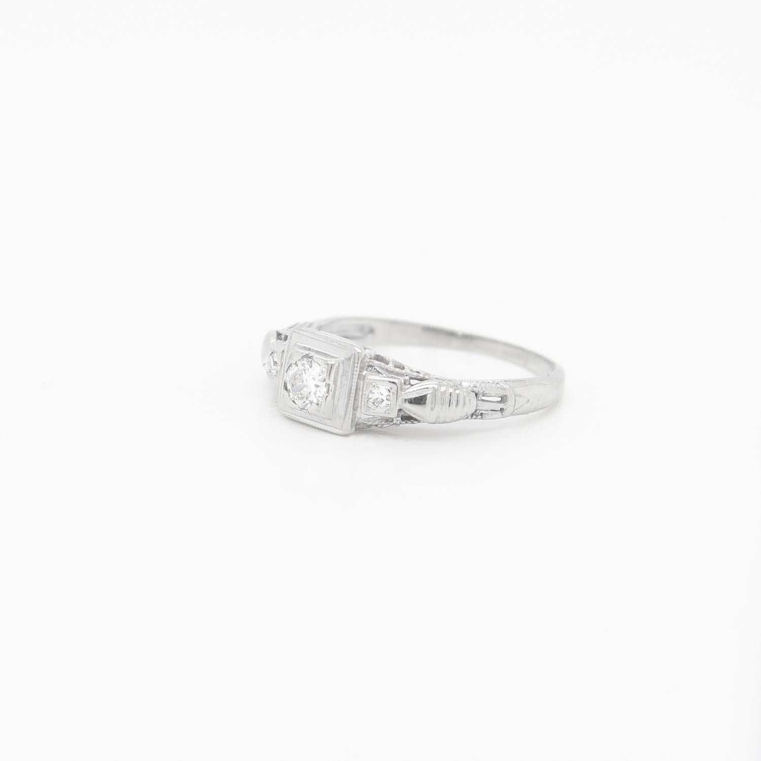Bague de fiançailles Art déco ancienne solitaire en or blanc 14 carats filigrane et diamants en vente 1