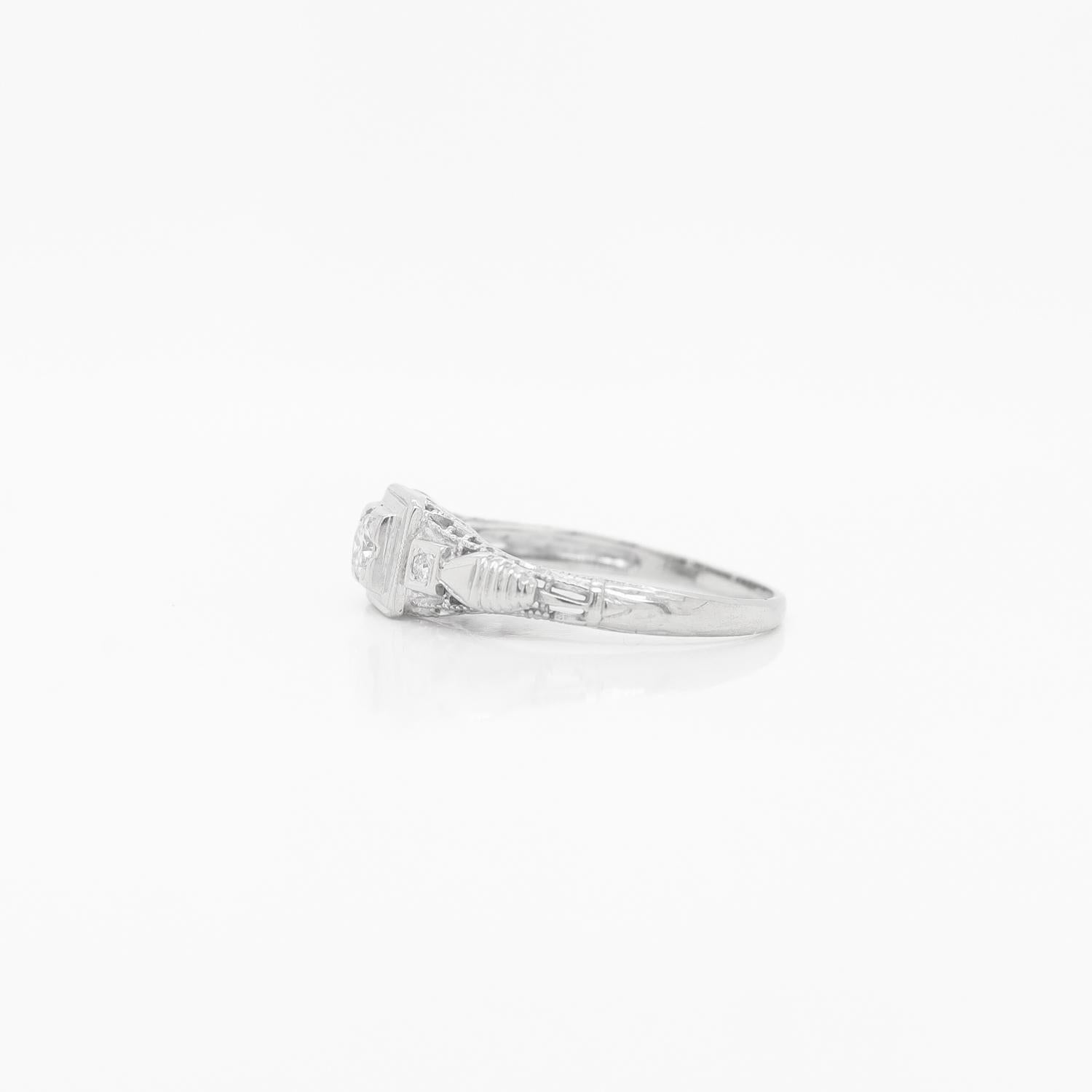 Bague de fiançailles Art déco ancienne solitaire en or blanc 14 carats filigrane et diamants en vente 3