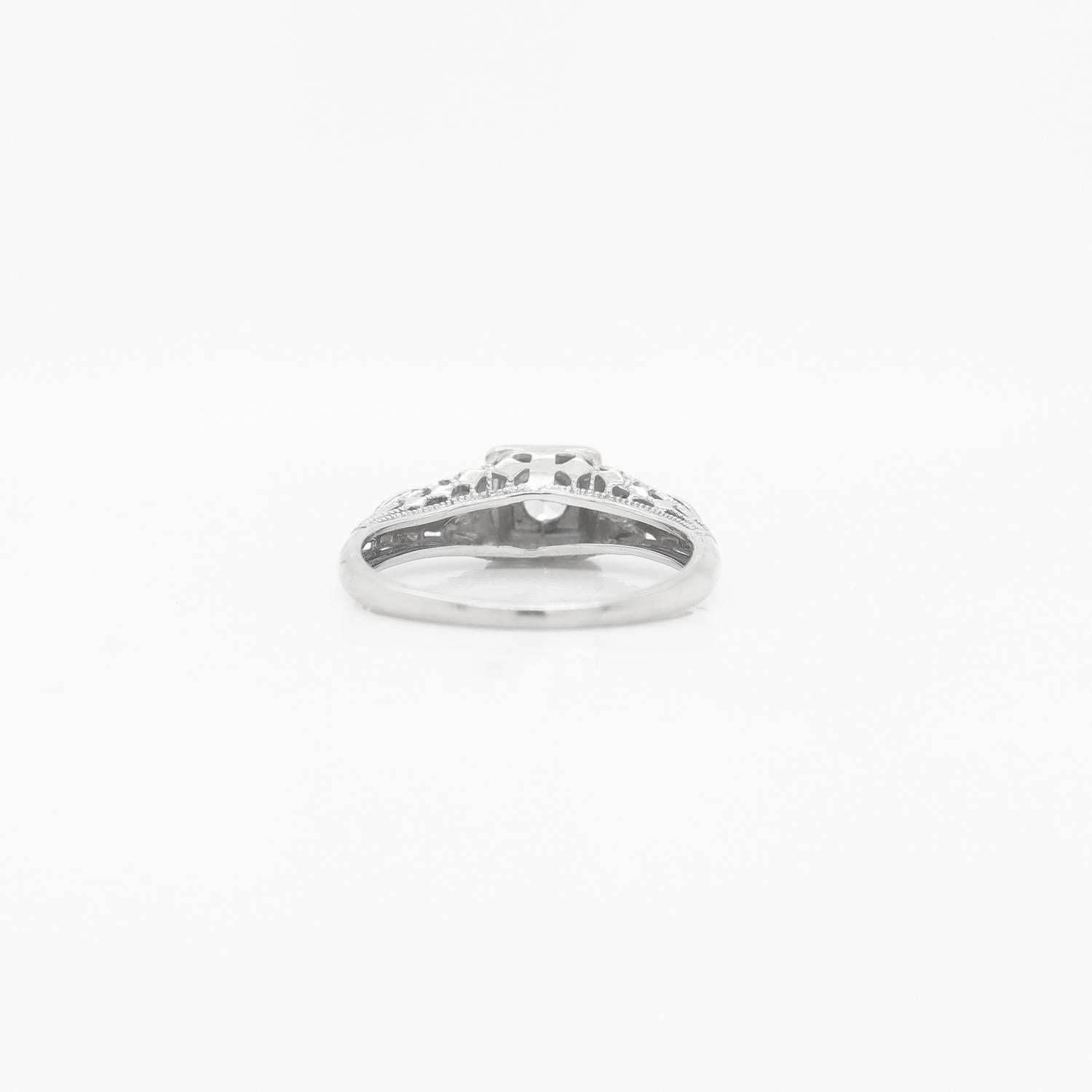 Bague de fiançailles Art déco ancienne solitaire en or blanc 14 carats filigrane et diamants en vente 4