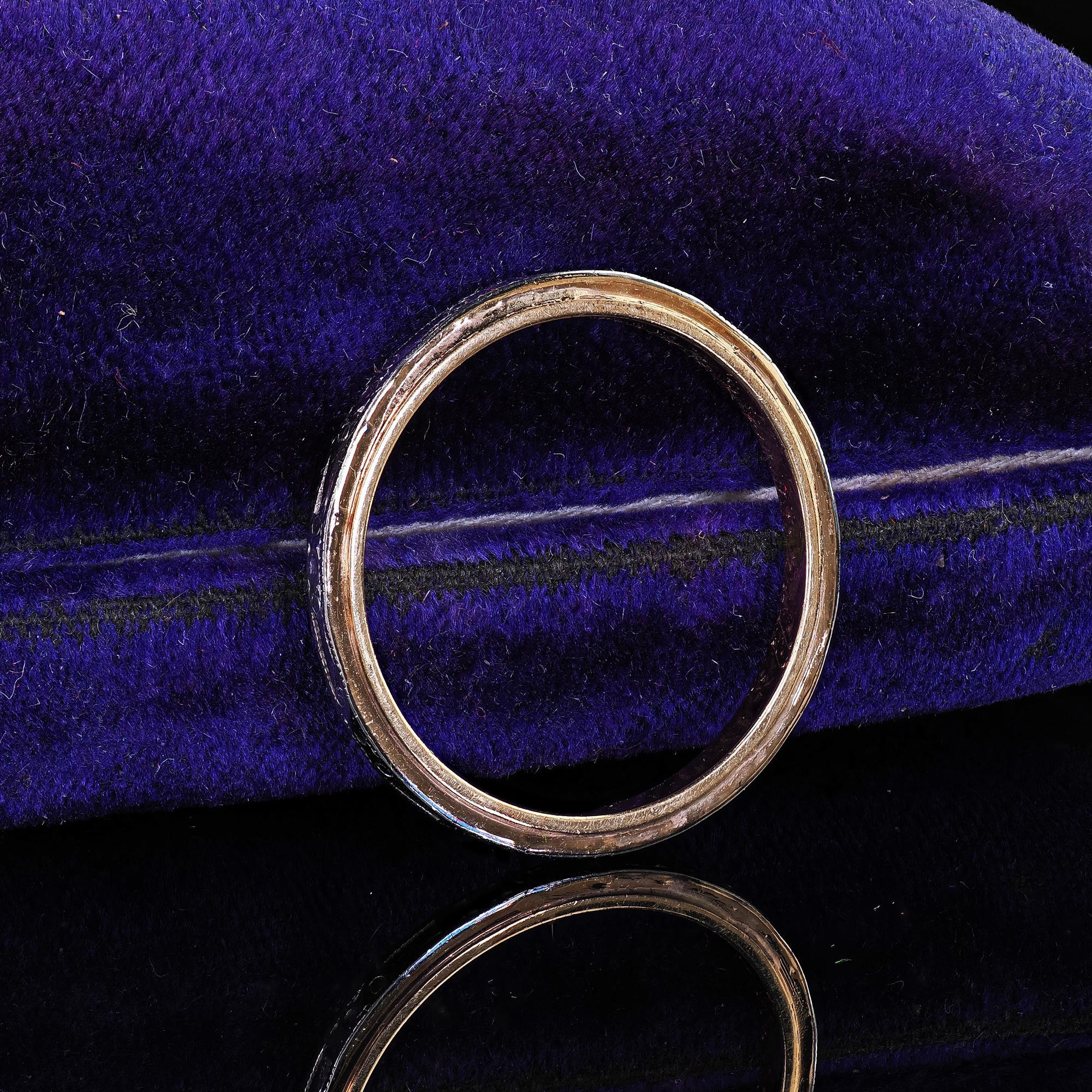 Antique Art Deco 14K Gold and Platinum Engraved Wedding Band Ring - Size 6 3/4 In Good Condition For Sale In Great Neck, NY