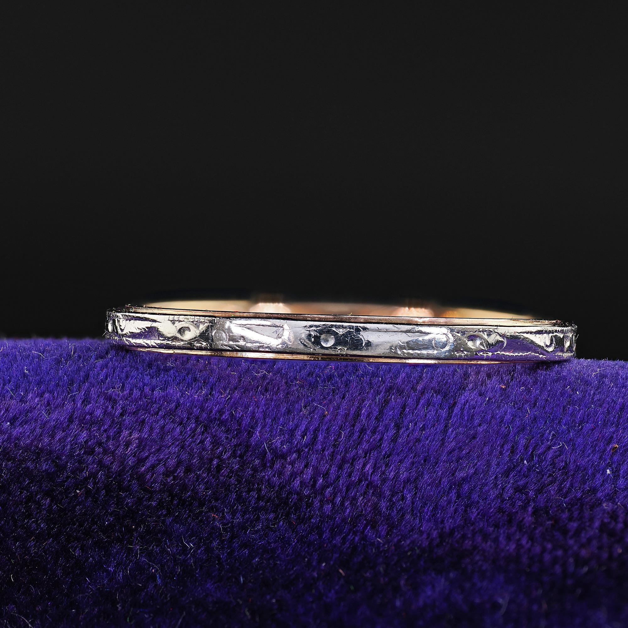 Antique Art Deco 14K Gold and Platinum Engraved Wedding Band Ring - Size 6 3/4 For Sale 2