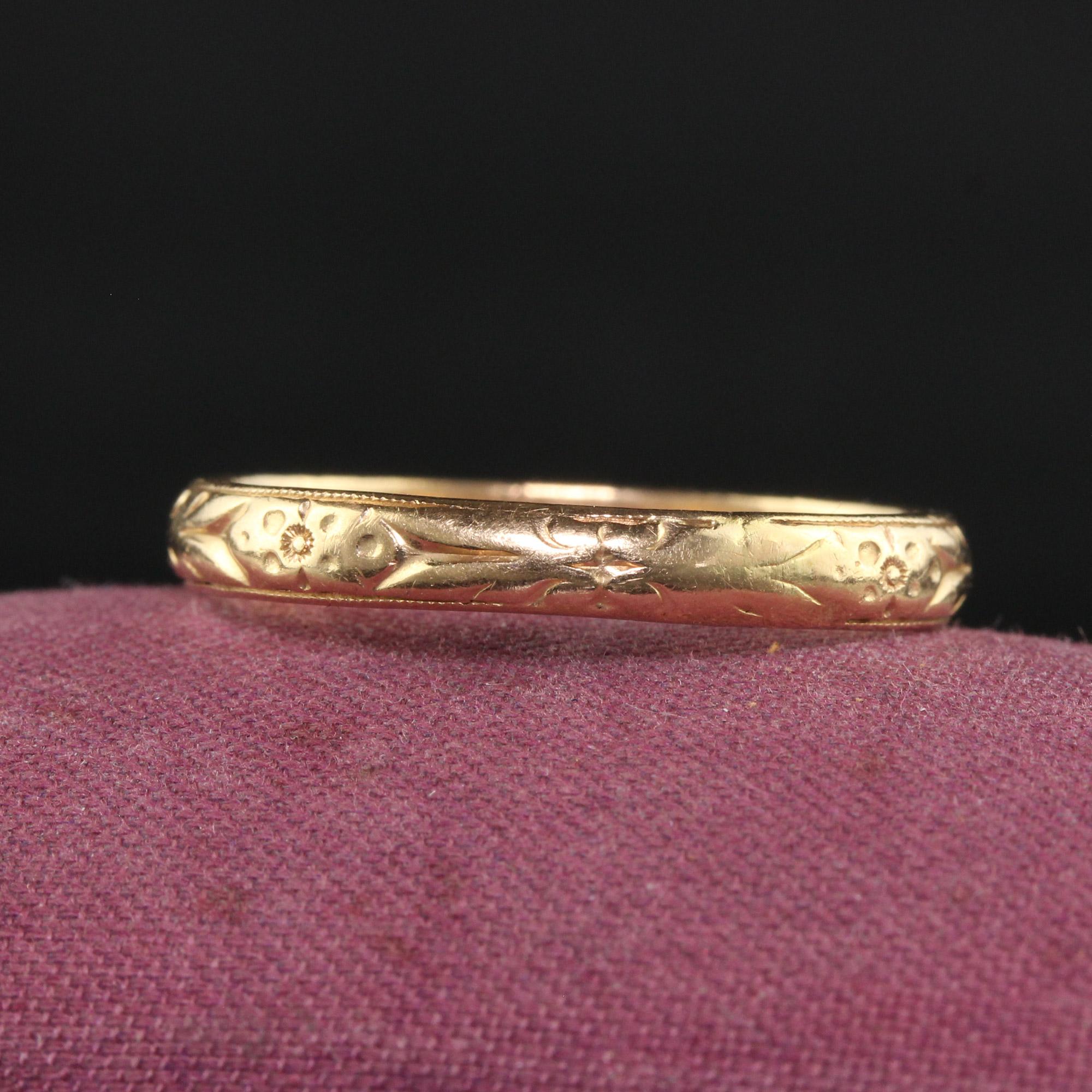Magnifique alliance ancienne en or 14 carats gravée d'une fleur florale - Taille 11 3/4. Cette magnifique alliance Art Déco est réalisée en or jaune 14k. La bague présente de belles gravures de fleurs florales sur tout le pourtour de l'anneau et est