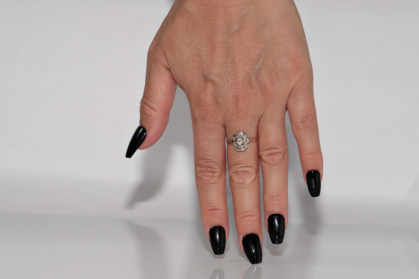 En très bon état.
Le poids total est de 2 grammes.
Au total, un diamant de 0,15 ct.
Le diamant est de couleur F et de pureté vs1.
La taille de la bague est US 8
Nous pouvons fabriquer n'importe quelle taille.
La boîte n'est pas incluse.
N'hésitez