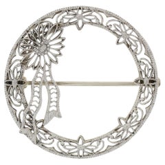 Broche antique Art déco en or 14 carats et platine, avec motif de couronne en filigrane et ruban floral