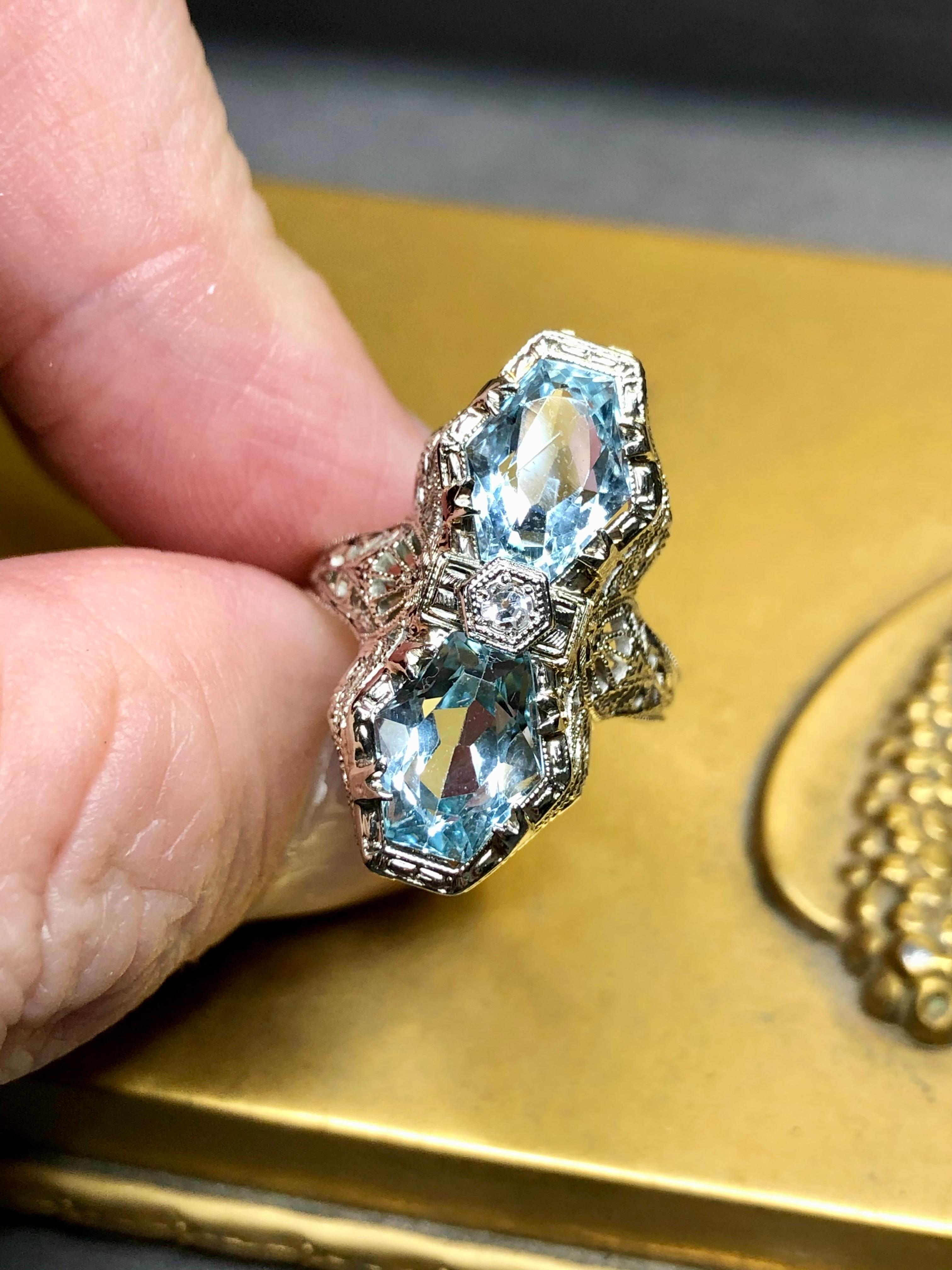 Antique Art Deco 14K Kite Aquamarine Diamond North South Filigree Cocktail Ring For Sale 1