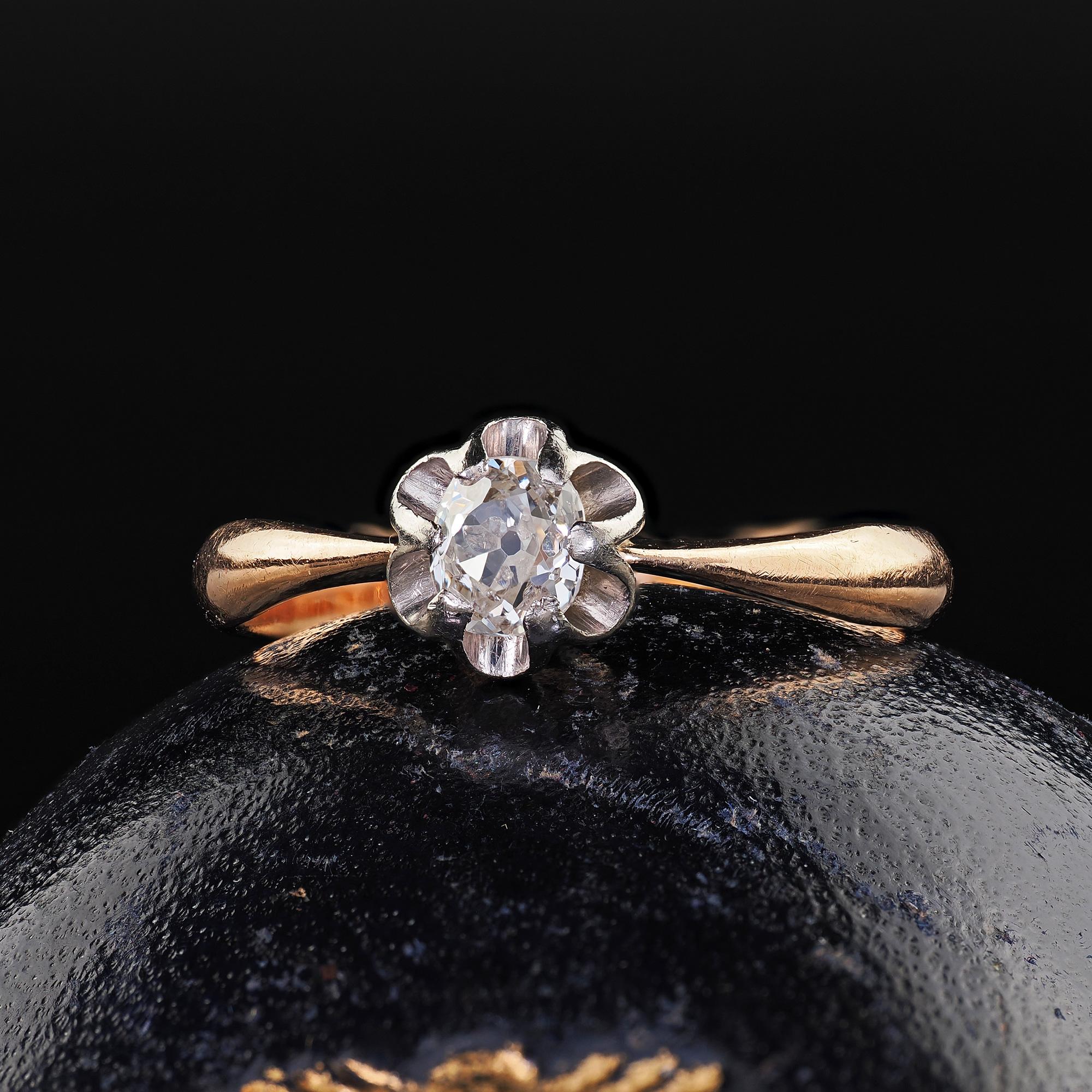 Bellissimo anello di fidanzamento antico Art Deco in oro rosa 14K a due toni con diamante Old Mine. Questo splendido e classico anello di fidanzamento con diamante di vecchia miniera Art Deco è realizzato in oro rosa 14k e testa in oro bianco.