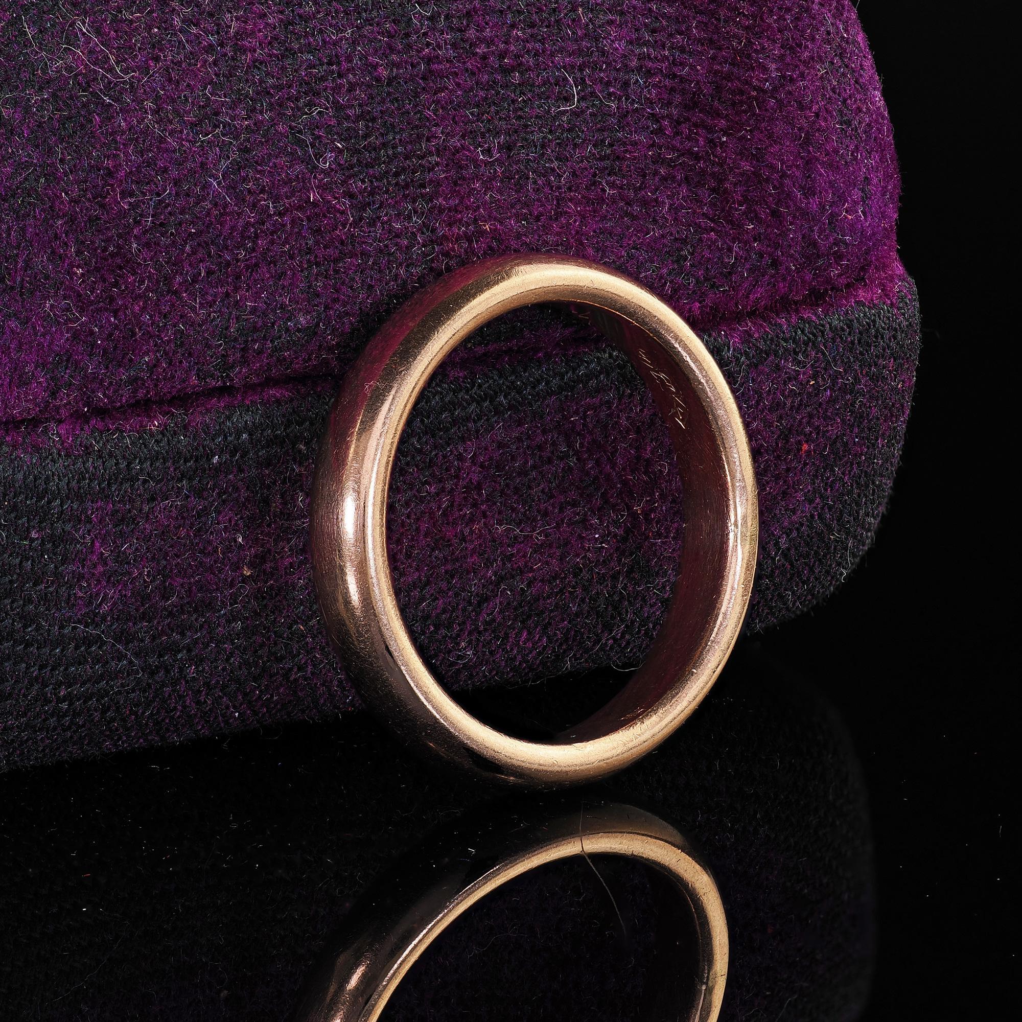Antique Art Deco 14K Rose Gold Classic Wedding Band Ring - Size 5 In Good Condition For Sale In Great Neck, NY
