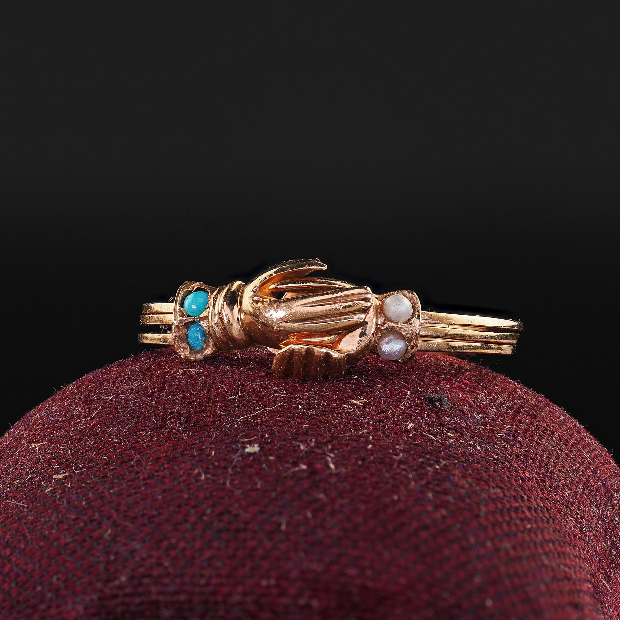 Precioso Anillo Antiguo Art Decó de Oro Rosa de 14K con Turquesa y Perla Fede Corazón en Mano. Este precioso anillo Art Déco Fede está elaborado en oro rosa de 14 quilates. Este anillo presenta dos manos que se entrelazan y tienen un anillo de
