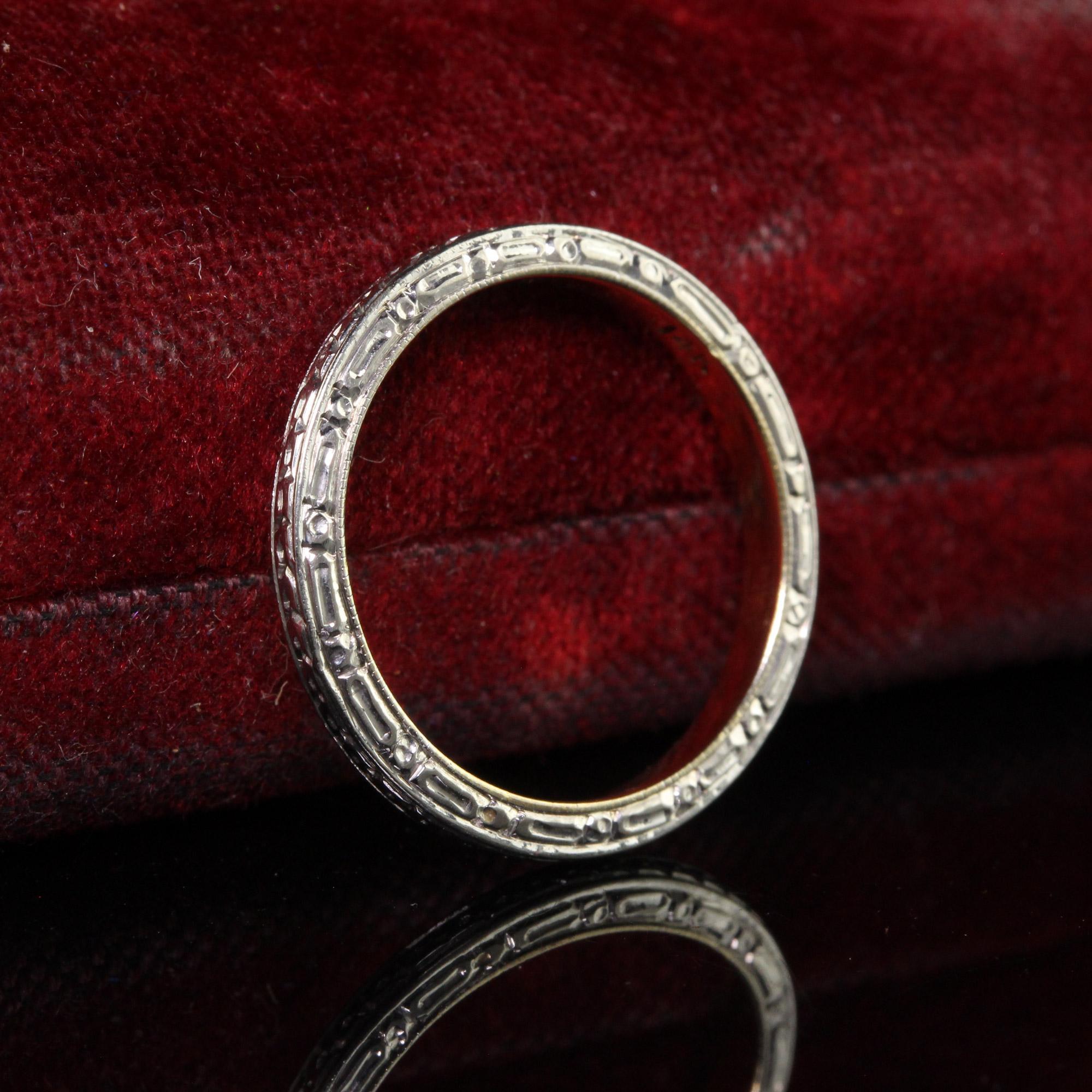 Antique Art Deco 14K Two Tone Engraved Wedding Band - Size 5 1/4 In Good Condition For Sale In Great Neck, NY