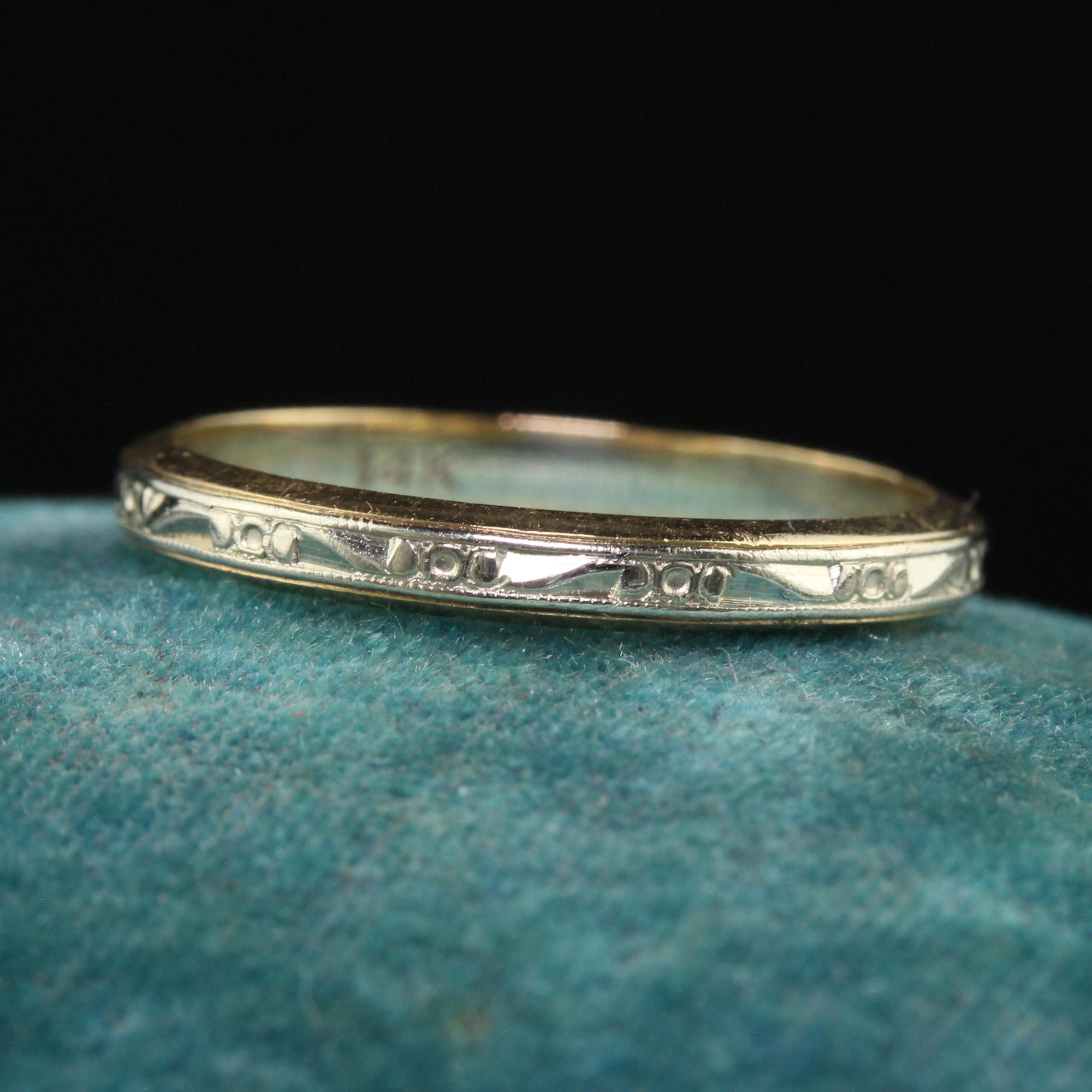 Schöne antike Art Deco 14K zwei Töne graviert Hochzeit Band - Größe 6 1/2. Diese schöne Hochzeit Band ist in 14k Gelb- und Weißgold gefertigt. Der Ring ist um den gesamten Ring herum graviert und sitzt tief am Finger. Der Ring ist in gutem Zustand