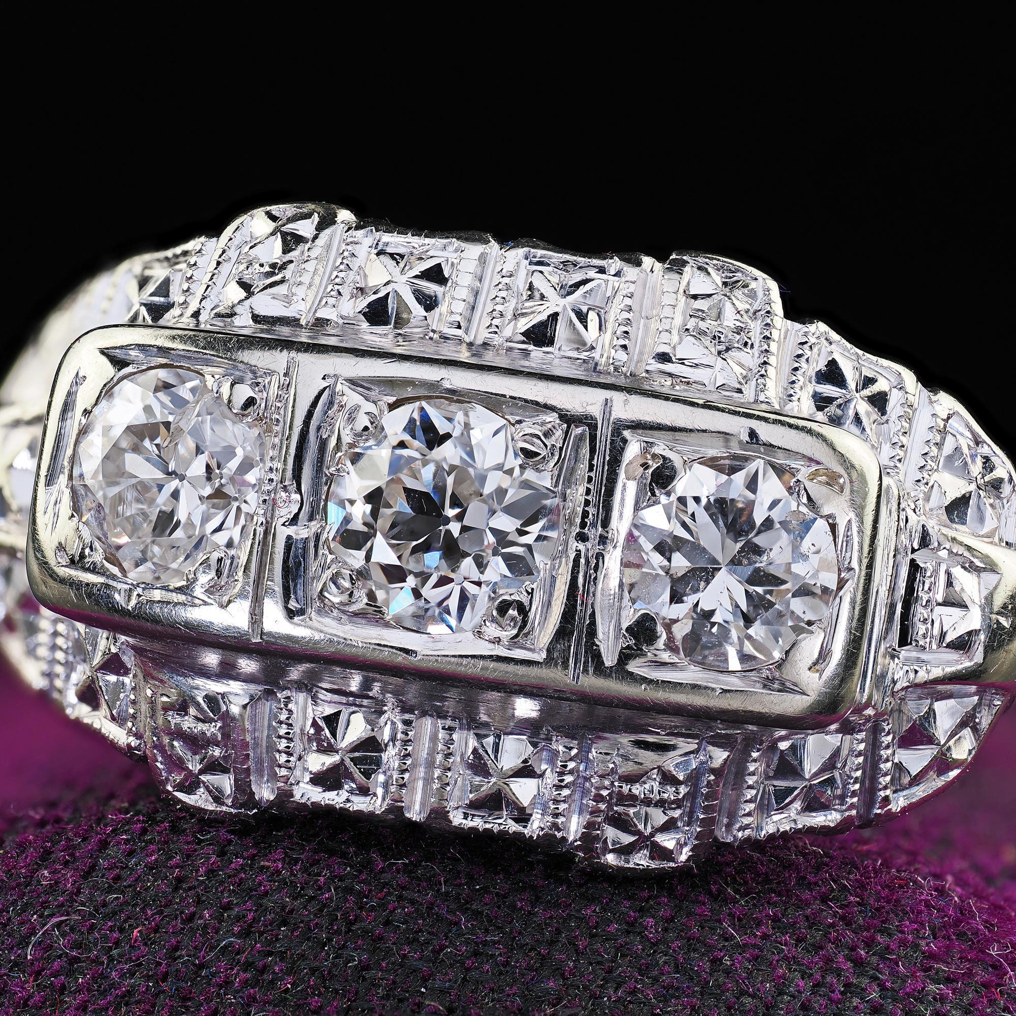 Antiguo Anillo de Diamantes Art Decó 14K Dos Tonos Corte Europeo Antiguo Tres Piedras en venta 1