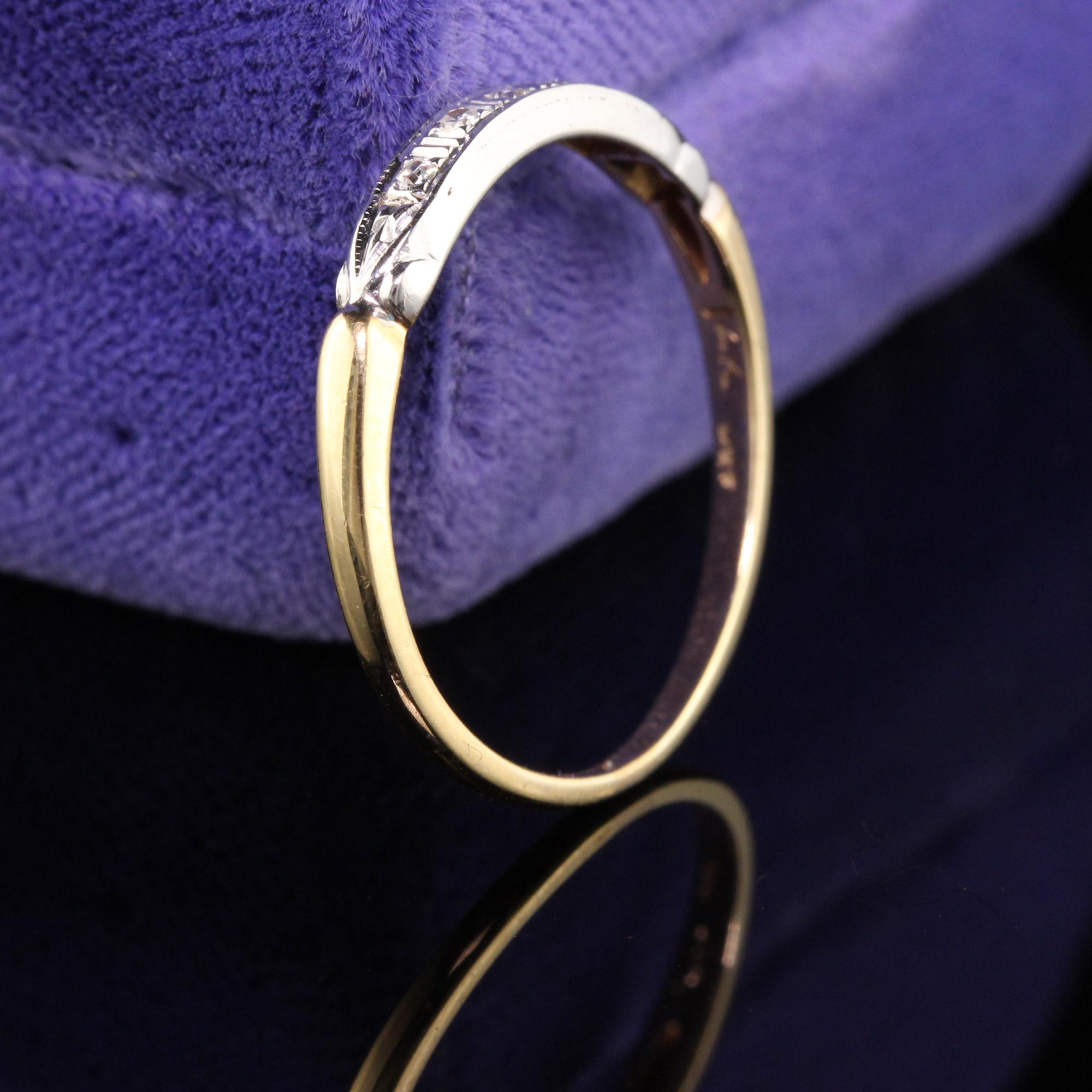 Schöne antike Art Deco 14K zwei Tone Gelbgold Diamant Hochzeit Band. Dieses schöne Band ist in gutem Zustand und hat 5 Diamanten auf dem Ring. Er hat ein niedriges Profil und würde sich wunderbar neben anderen Ringen einfügen. 

Artikel