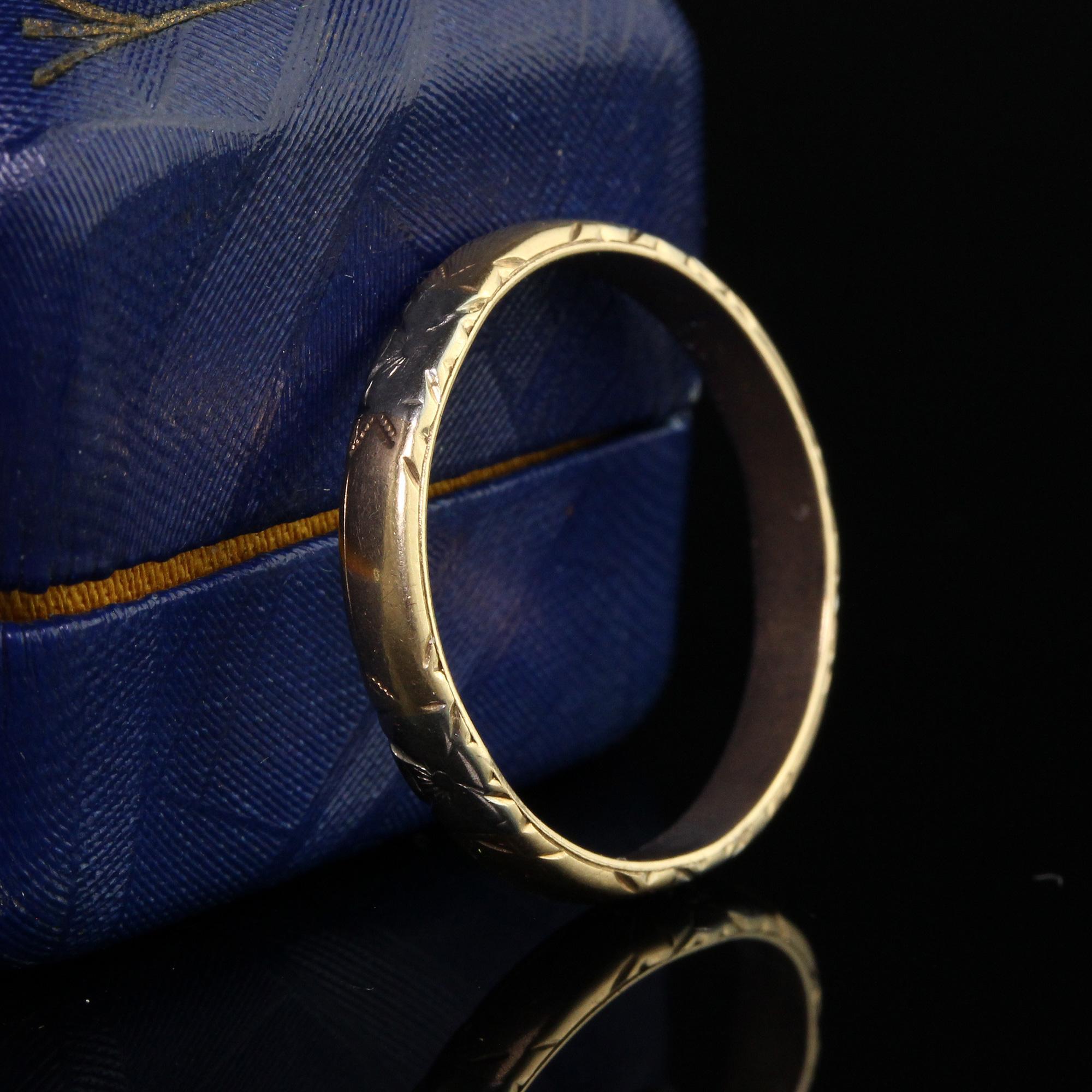 Antique Art Deco 14K Two Tone Yellow Gold Engraved Wedding Band - Size 9 In Good Condition For Sale In Great Neck, NY