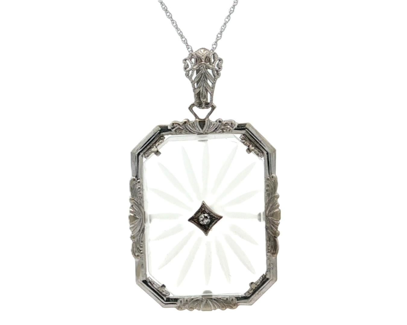 Art Déco Collana con ciondolo a filigrana in vetro canforato in oro bianco 14k. in vendita