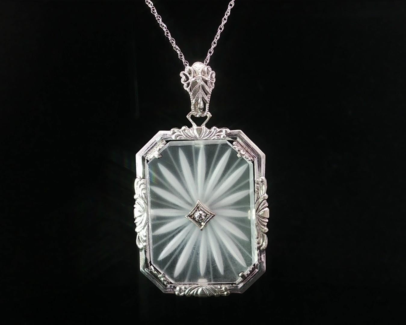 Taglio vecchia miniera Collana con ciondolo a filigrana in vetro canforato in oro bianco 14k. in vendita