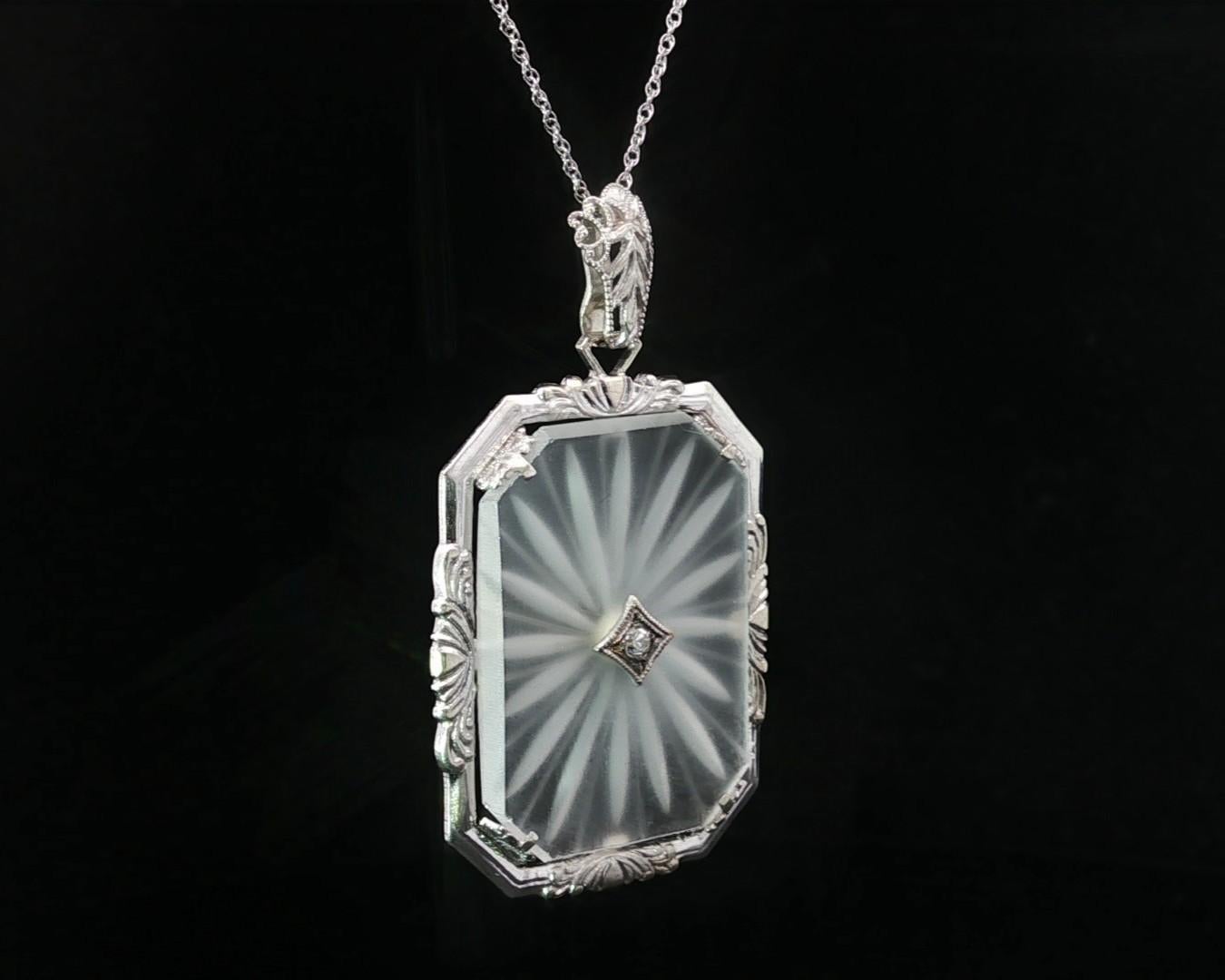 Collana con ciondolo a filigrana in vetro canforato in oro bianco 14k. In condizioni ottime in vendita a Montclair, NJ