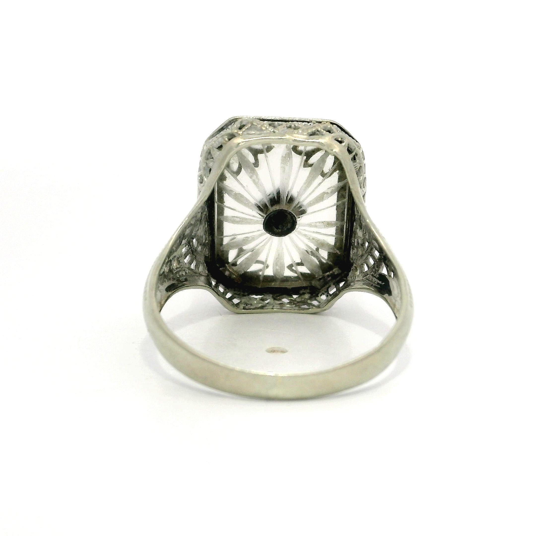 Anillo Antiguo Art Decó de Oro Blanco de 14k con Cristal de Alcanfor y Filigrana Central de Diamantes en venta 5