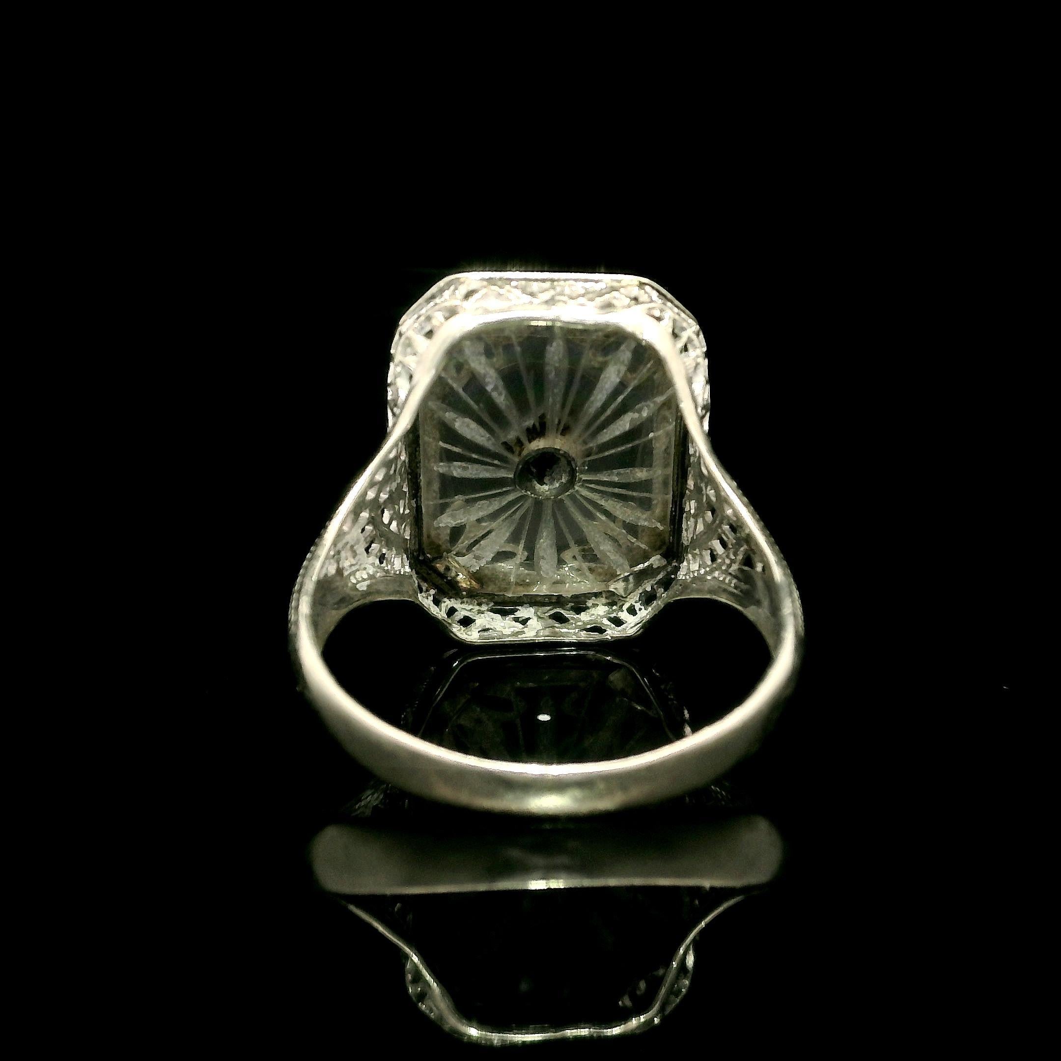 Anillo Antiguo Art Decó de Oro Blanco de 14k con Cristal de Alcanfor y Filigrana Central de Diamantes en venta 7