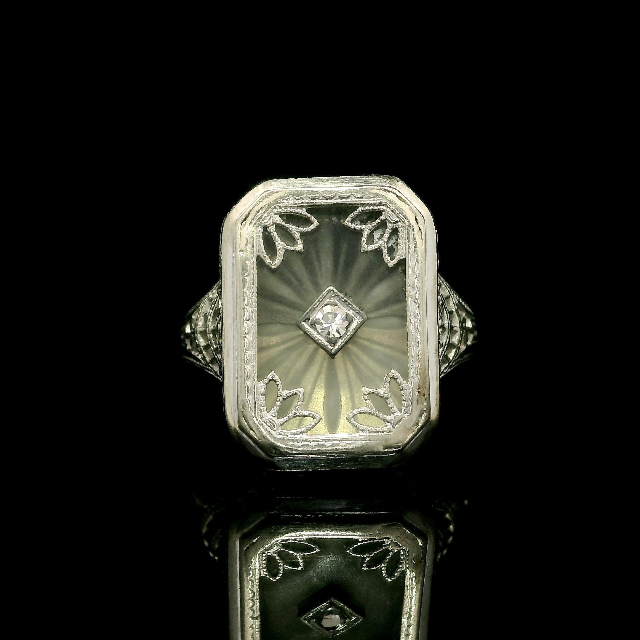 Anillo Antiguo Art Decó de Oro Blanco de 14k con Cristal de Alcanfor y Filigrana Central de Diamantes en venta 8
