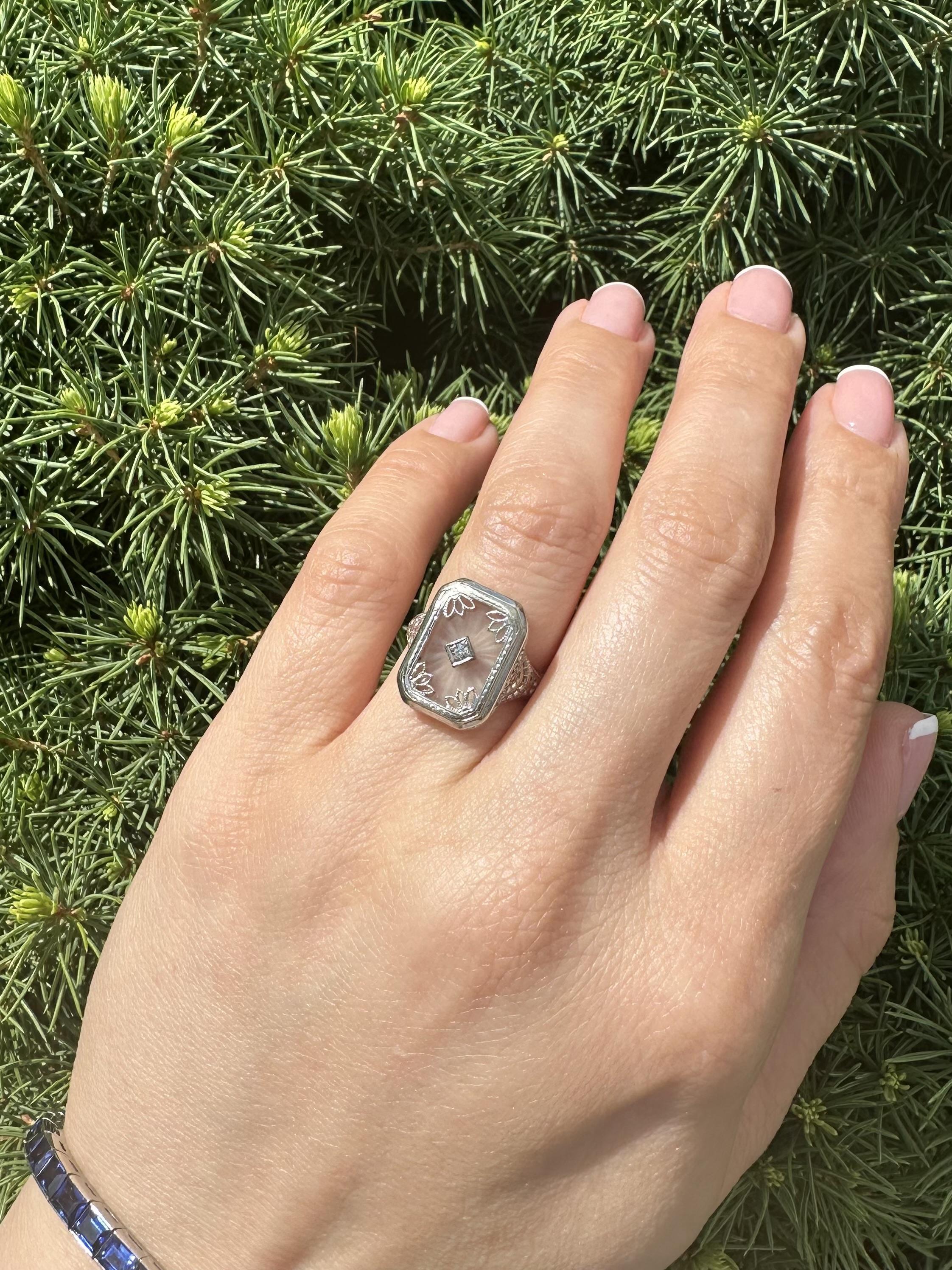 Anillo Antiguo Art Decó de Oro Blanco de 14k con Cristal de Alcanfor y Filigrana Central de Diamantes en venta 9