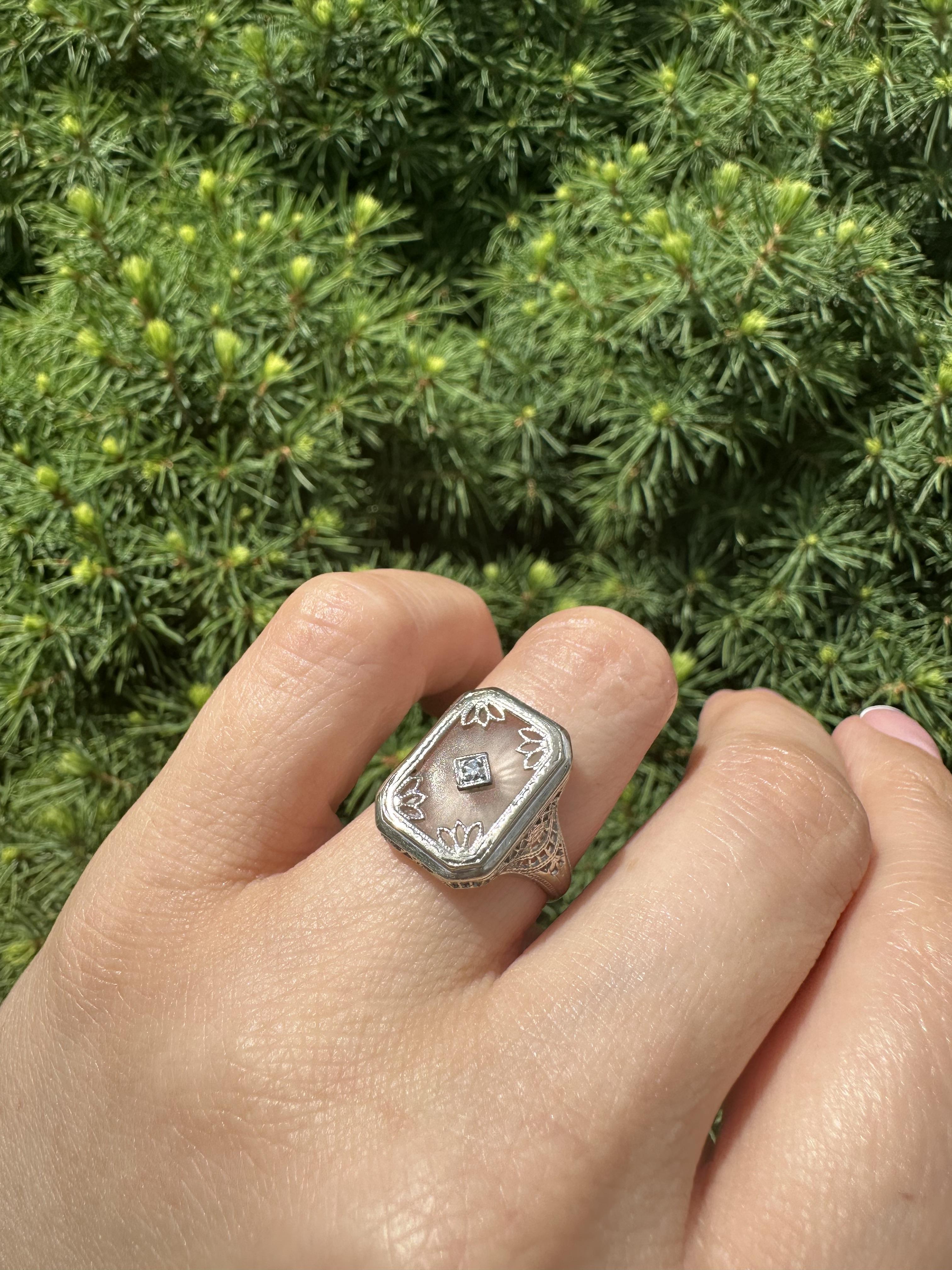 Anillo Antiguo Art Decó de Oro Blanco de 14k con Cristal de Alcanfor y Filigrana Central de Diamantes en venta 10