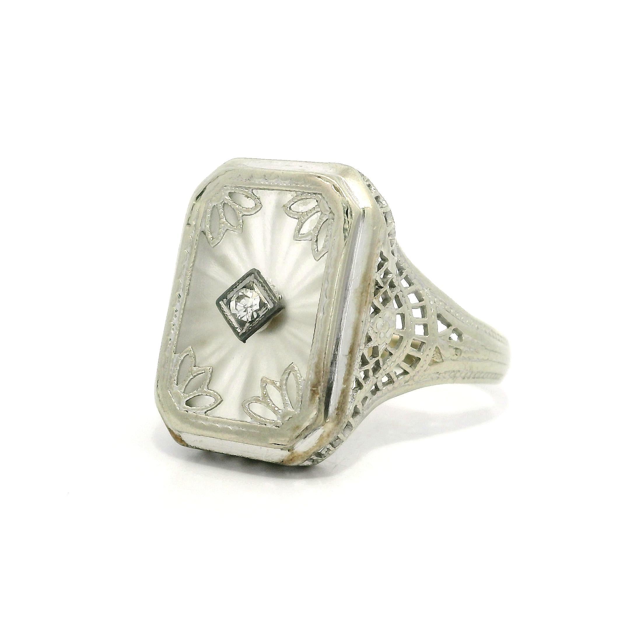 --Piedra(s):--
(1) Cristal de alcanfor - Corte rectangular esquinado - Engastado en bisel - 12,7x8,4 mm (aprox.)
(1) Diamante auténtico natural - talla única antigua - engastado - color blanco

Material: Oro blanco macizo de 14 quilates
Peso: 2.69