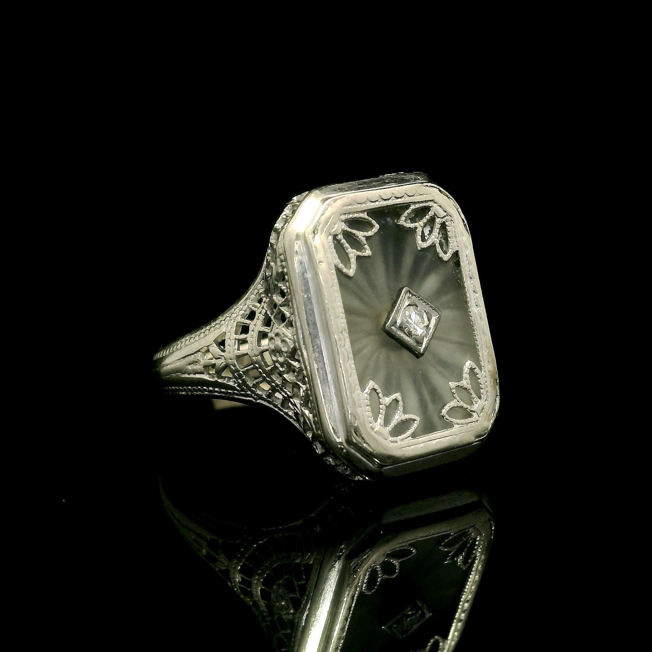 Anillo Antiguo Art Decó de Oro Blanco de 14k con Cristal de Alcanfor y Filigrana Central de Diamantes en Bueno estado para la venta en Montclair, NJ