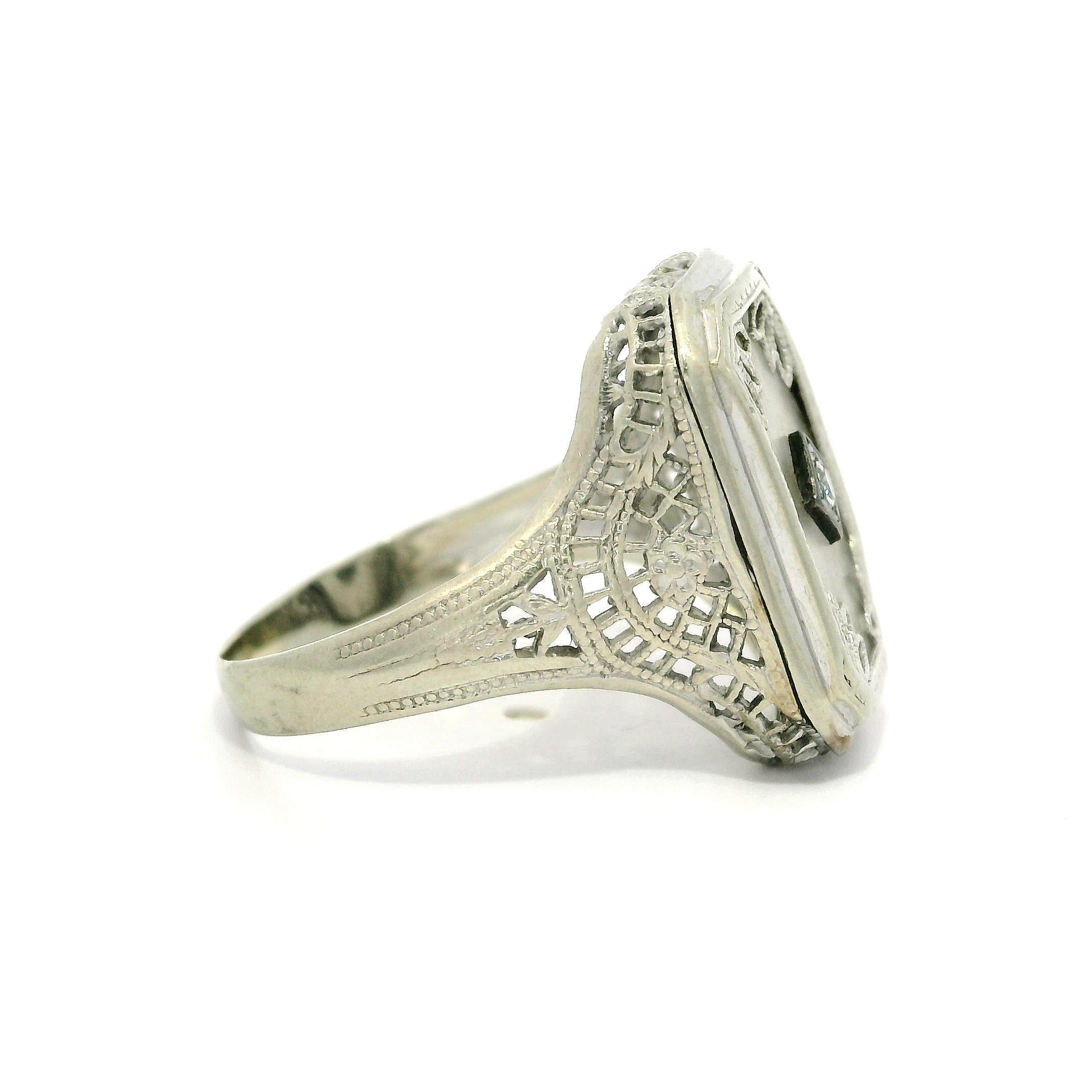 De las mujeres Anillo Antiguo Art Decó de Oro Blanco de 14k con Cristal de Alcanfor y Filigrana Central de Diamantes en venta