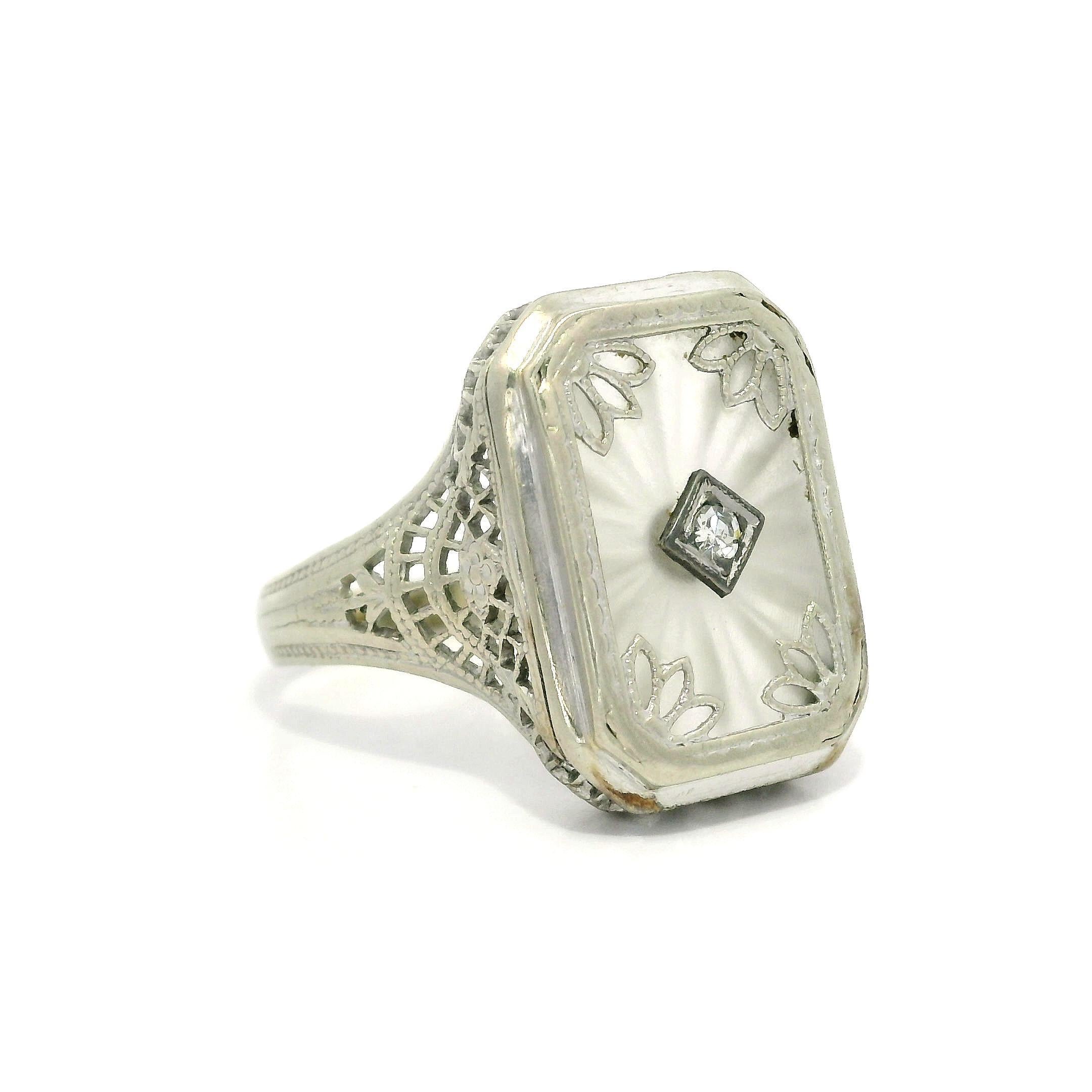 Anillo Antiguo Art Decó de Oro Blanco de 14k con Cristal de Alcanfor y Filigrana Central de Diamantes en venta 1