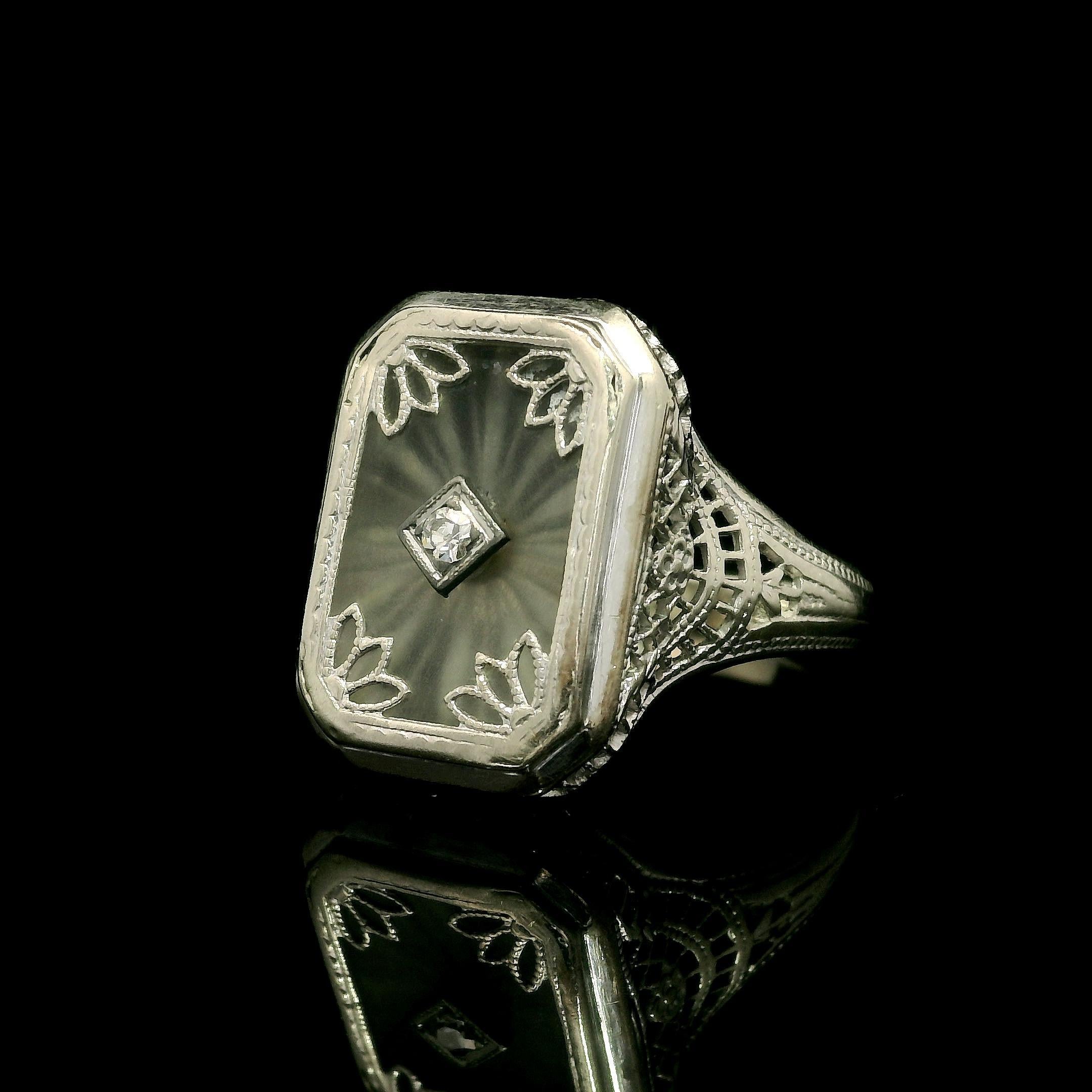 Anillo Antiguo Art Decó de Oro Blanco de 14k con Cristal de Alcanfor y Filigrana Central de Diamantes en venta 2