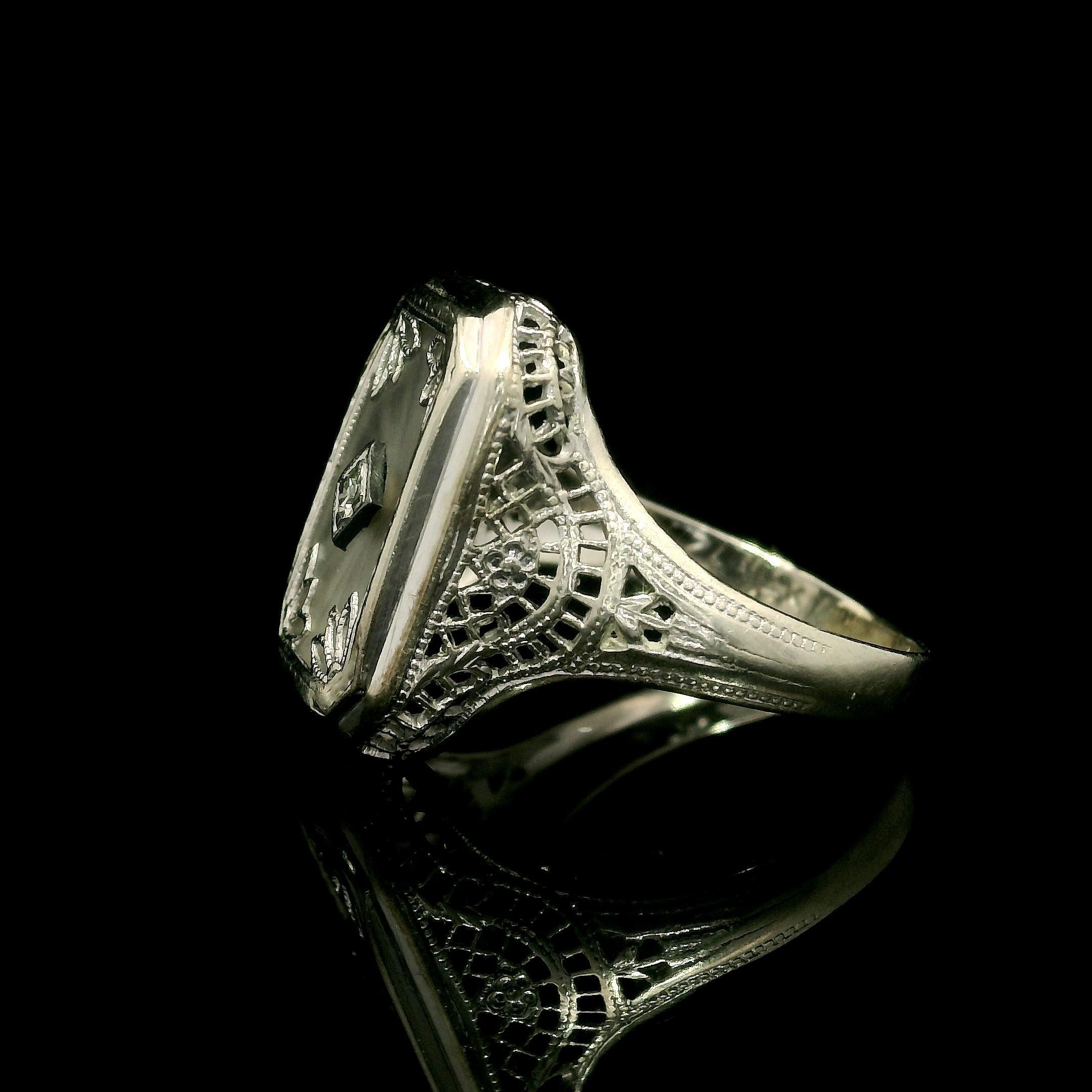 Anillo Antiguo Art Decó de Oro Blanco de 14k con Cristal de Alcanfor y Filigrana Central de Diamantes en venta 3