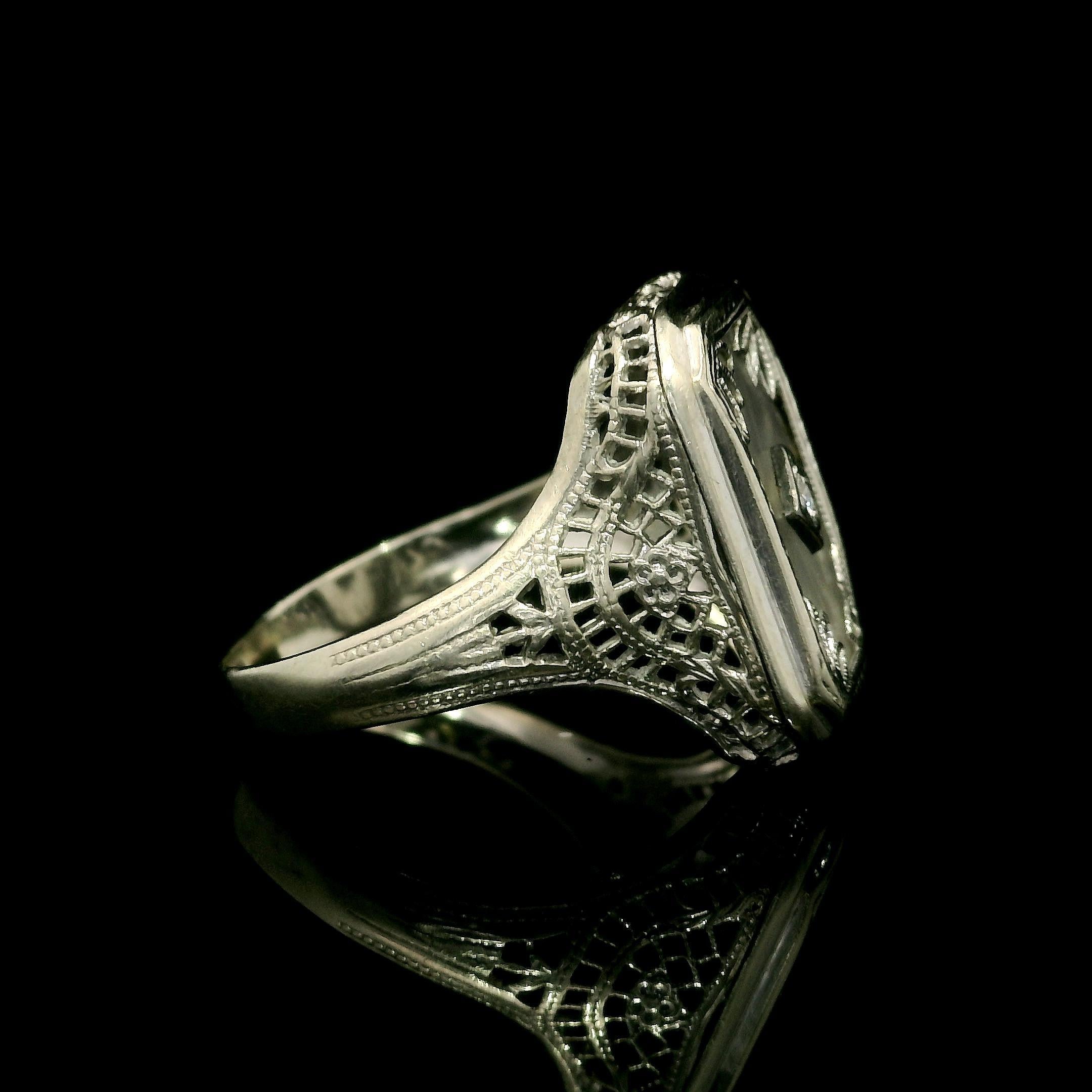 Anillo Antiguo Art Decó de Oro Blanco de 14k con Cristal de Alcanfor y Filigrana Central de Diamantes en venta 4