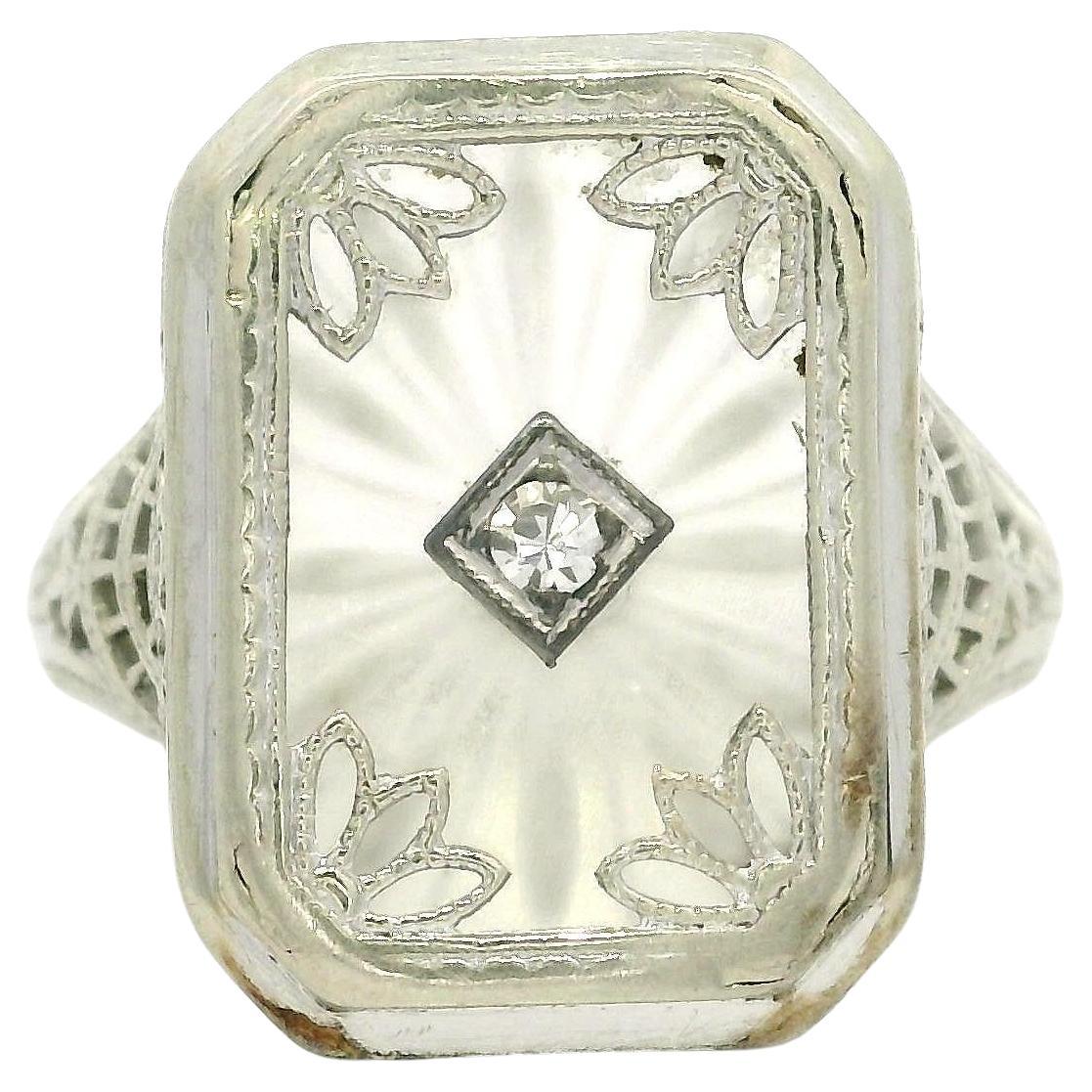 Anillo Antiguo Art Decó de Oro Blanco de 14k con Cristal de Alcanfor y Filigrana Central de Diamantes en venta