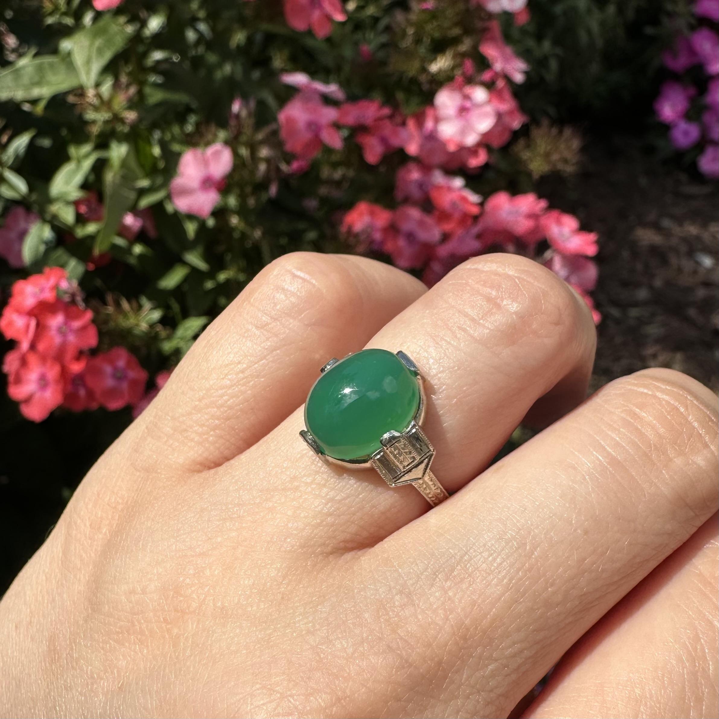 Anello antico Art Deco in oro bianco 14k con crisoprasio solitario inciso a mano in vendita 4
