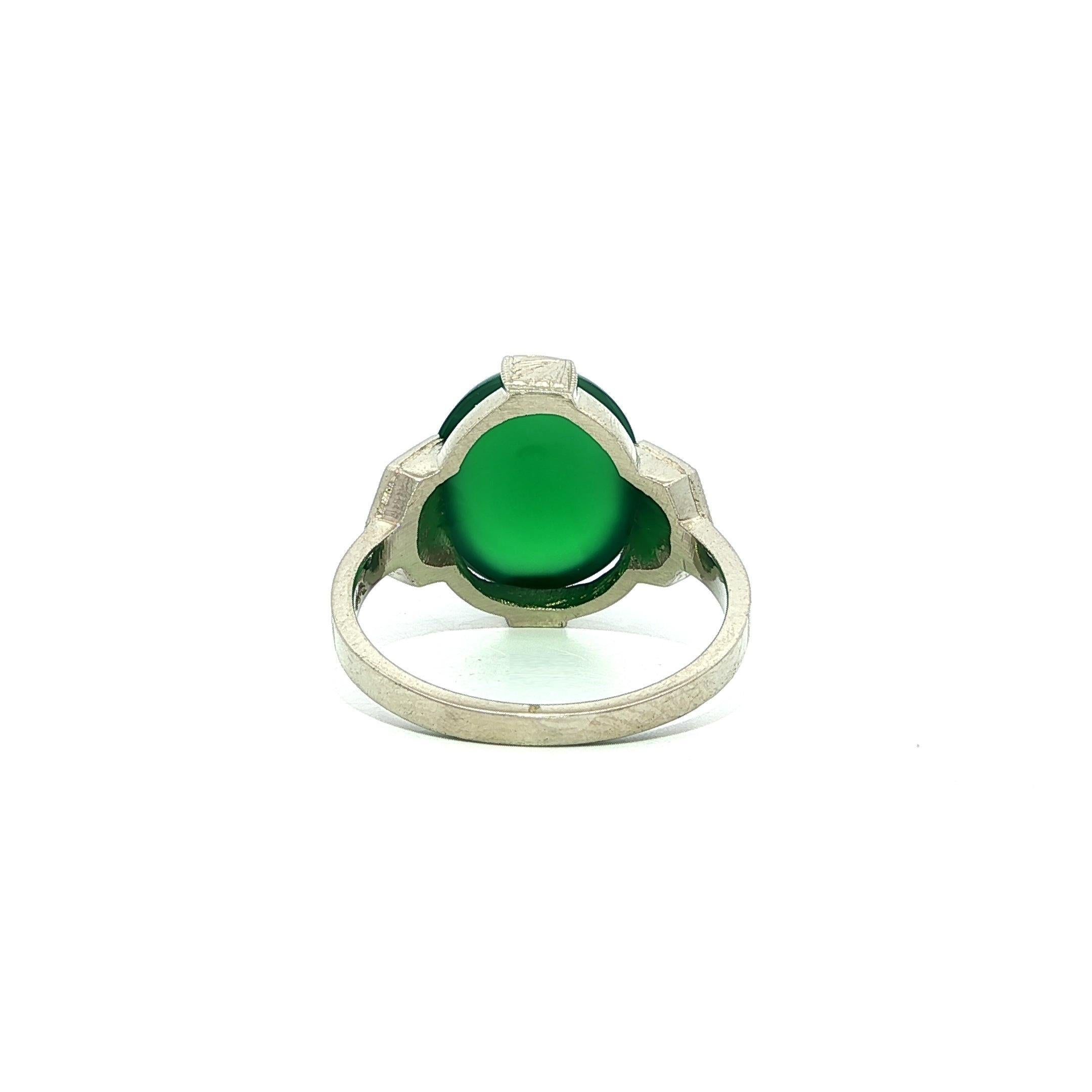 --Pietre: --
(1) Crisoprasio naturale autentico - Taglio cabochon ovale - Incastonato -  Colore verde vivo - 11,7x10 mm (circa)

Materiale: Oro bianco massiccio 14k
Peso: 3.94 grammi
Misura dell'anello: 6.0 (Can è in grado di personalizzare questo
