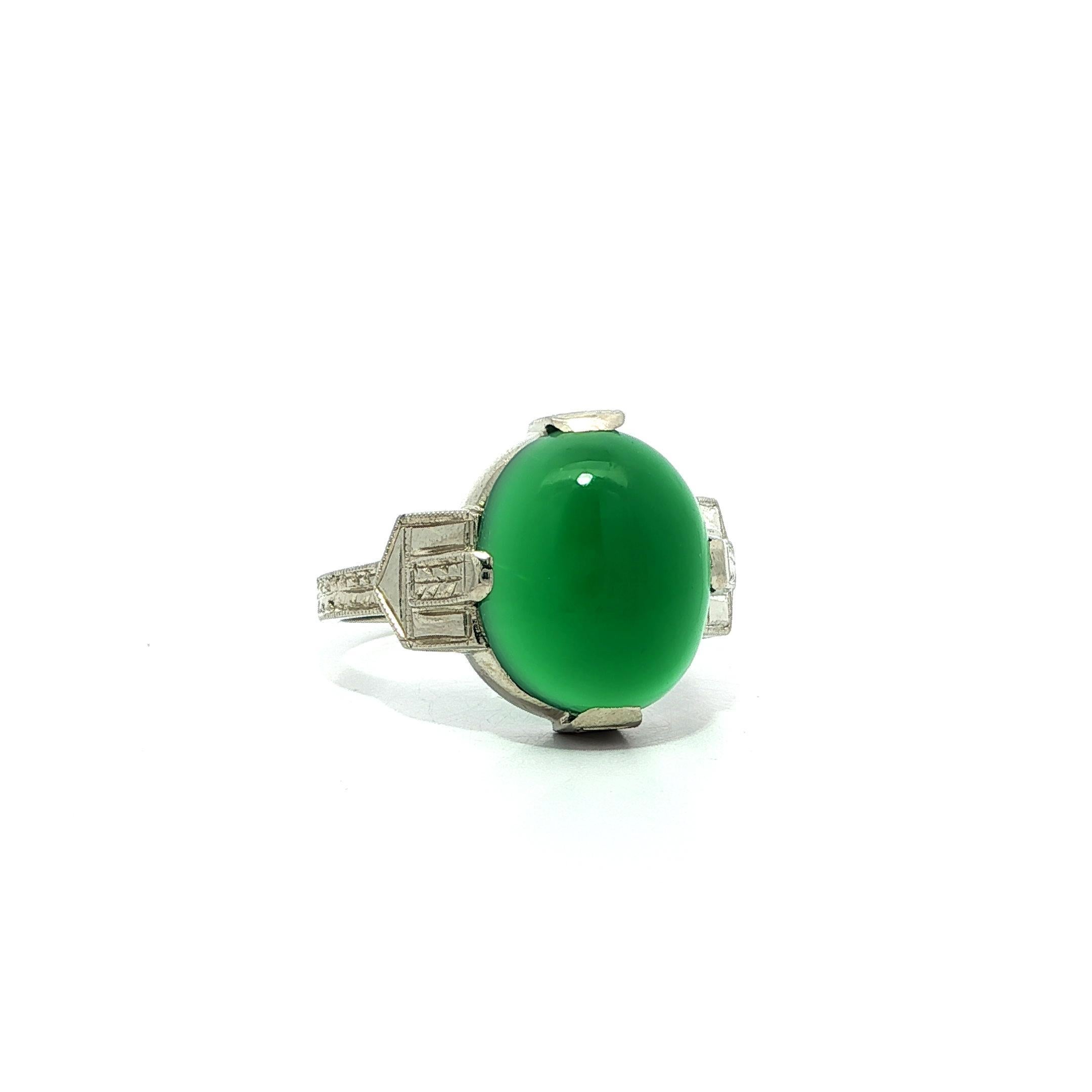 Cabochon Anello antico Art Deco in oro bianco 14k con crisoprasio solitario inciso a mano in vendita
