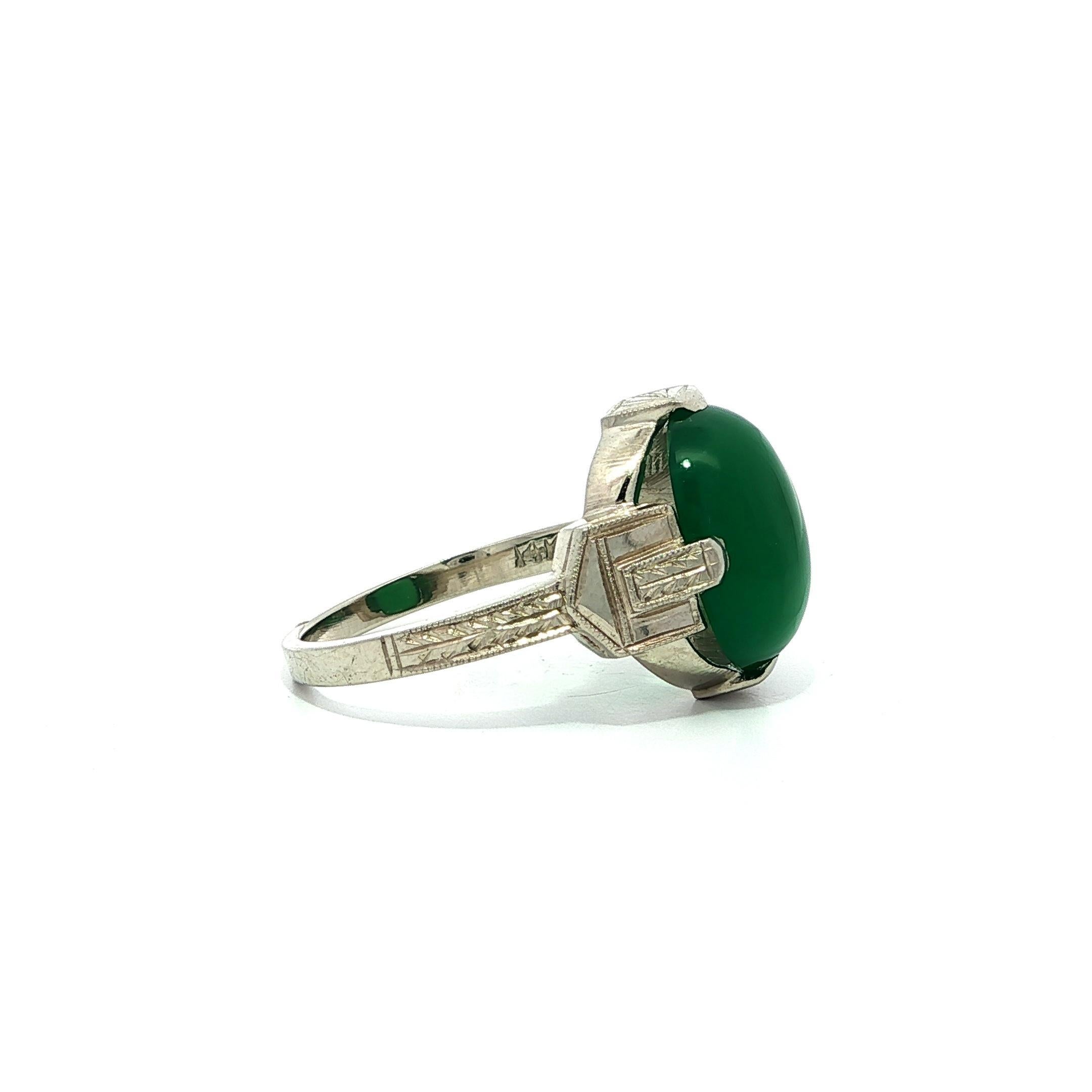 Donna Anello antico Art Deco in oro bianco 14k con crisoprasio solitario inciso a mano in vendita