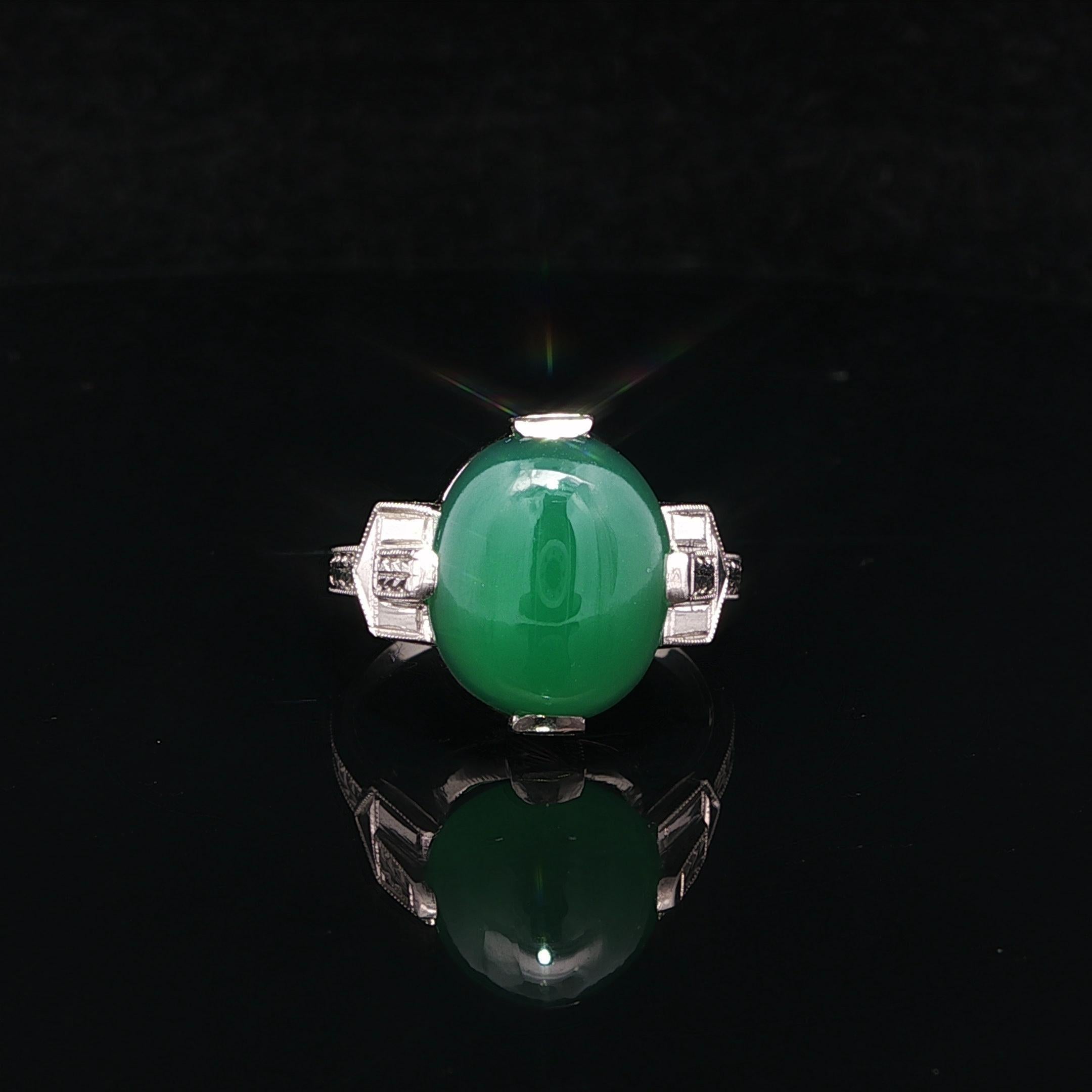 Anello antico Art Deco in oro bianco 14k con crisoprasio solitario inciso a mano in vendita 1