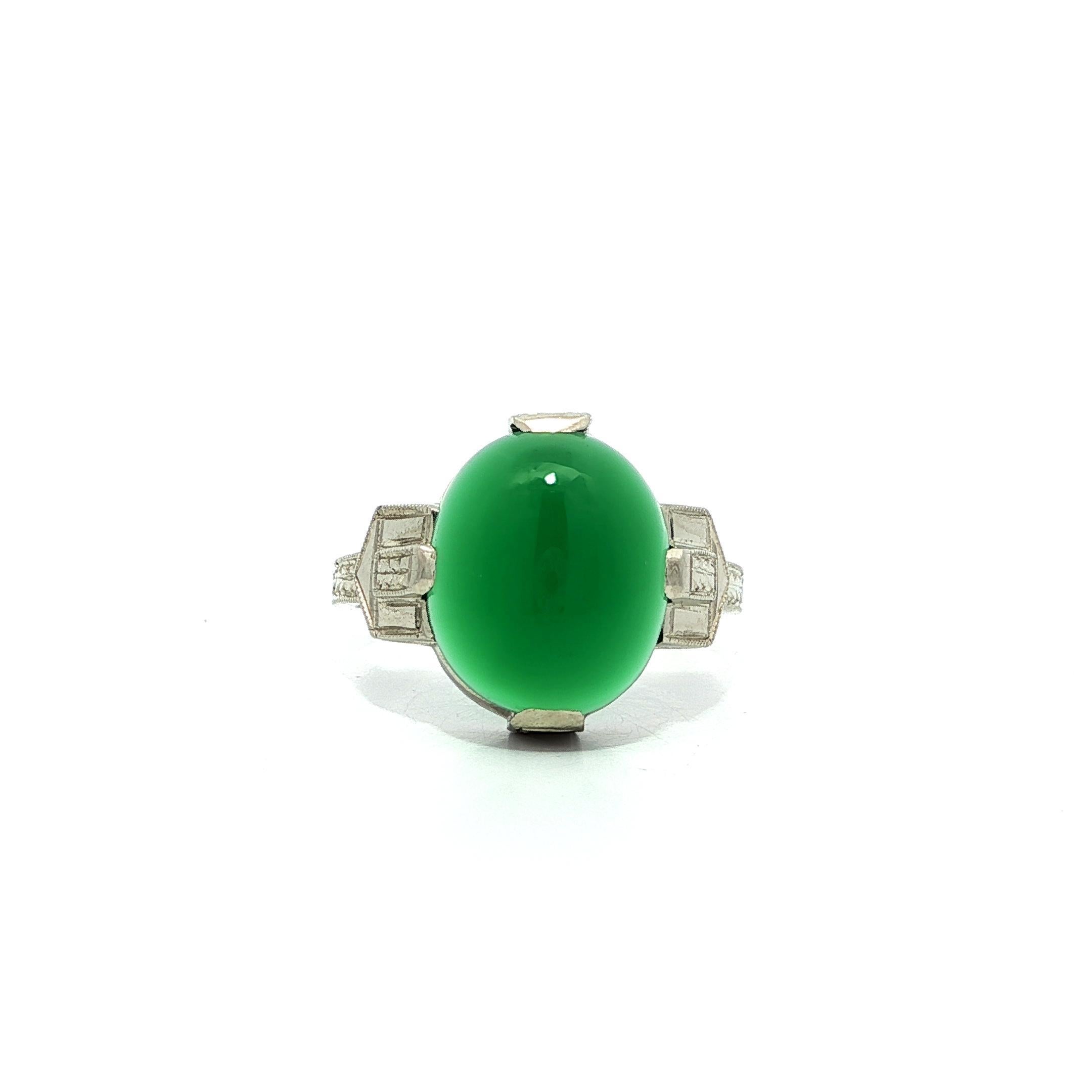 Anello antico Art Deco in oro bianco 14k con crisoprasio solitario inciso a mano in vendita