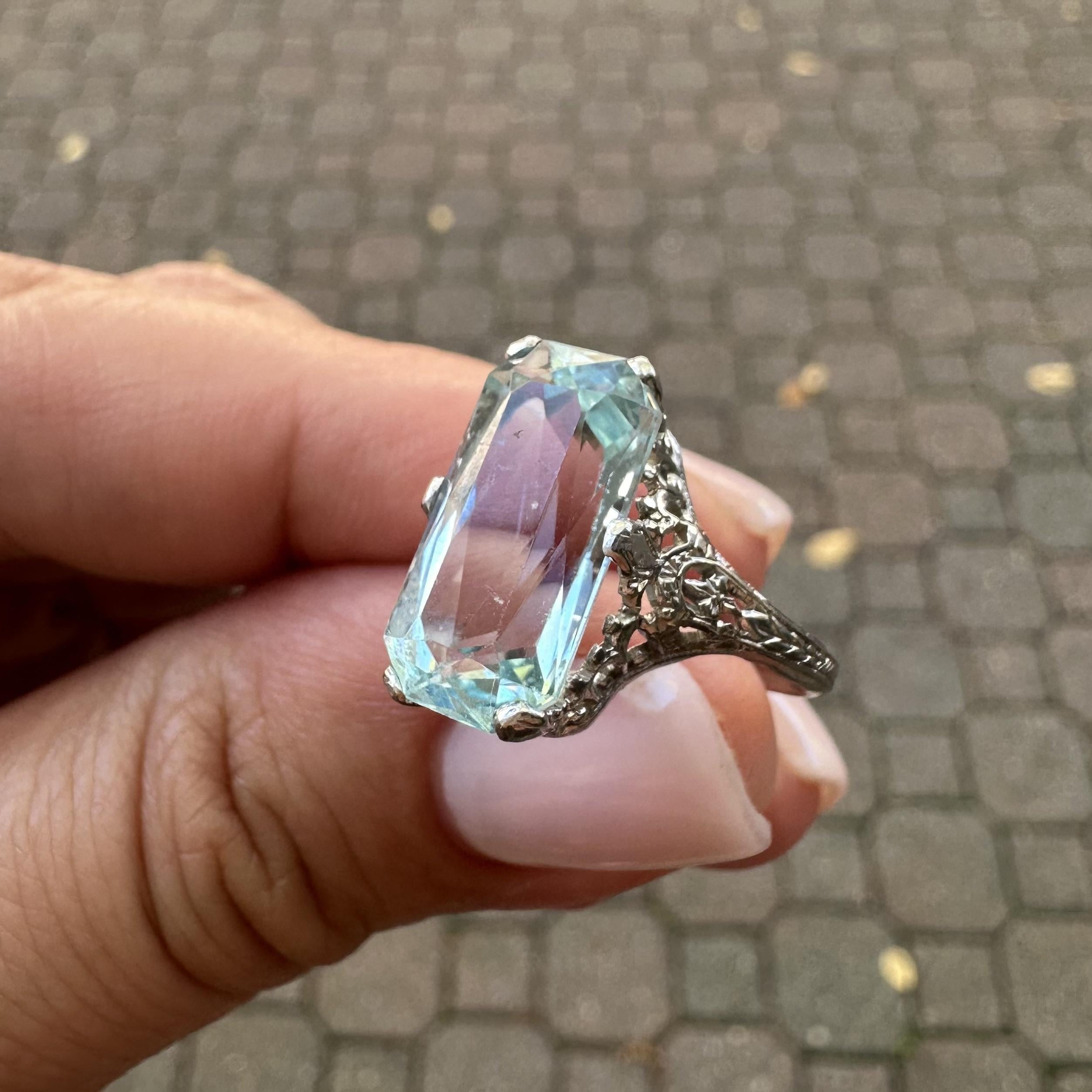 Anello antico Art Deco in oro bianco 14k rettangolare allungato con acquamarina in filigrana In condizioni buone in vendita a Montclair, NJ