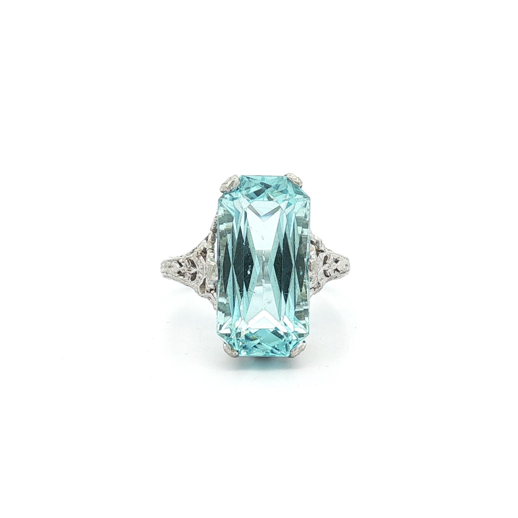 Anello antico Art Deco in oro bianco 14k rettangolare allungato con acquamarina in filigrana in vendita 1