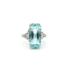 Anello antico Art Deco in oro bianco 14k rettangolare allungato con acquamarina in filigrana