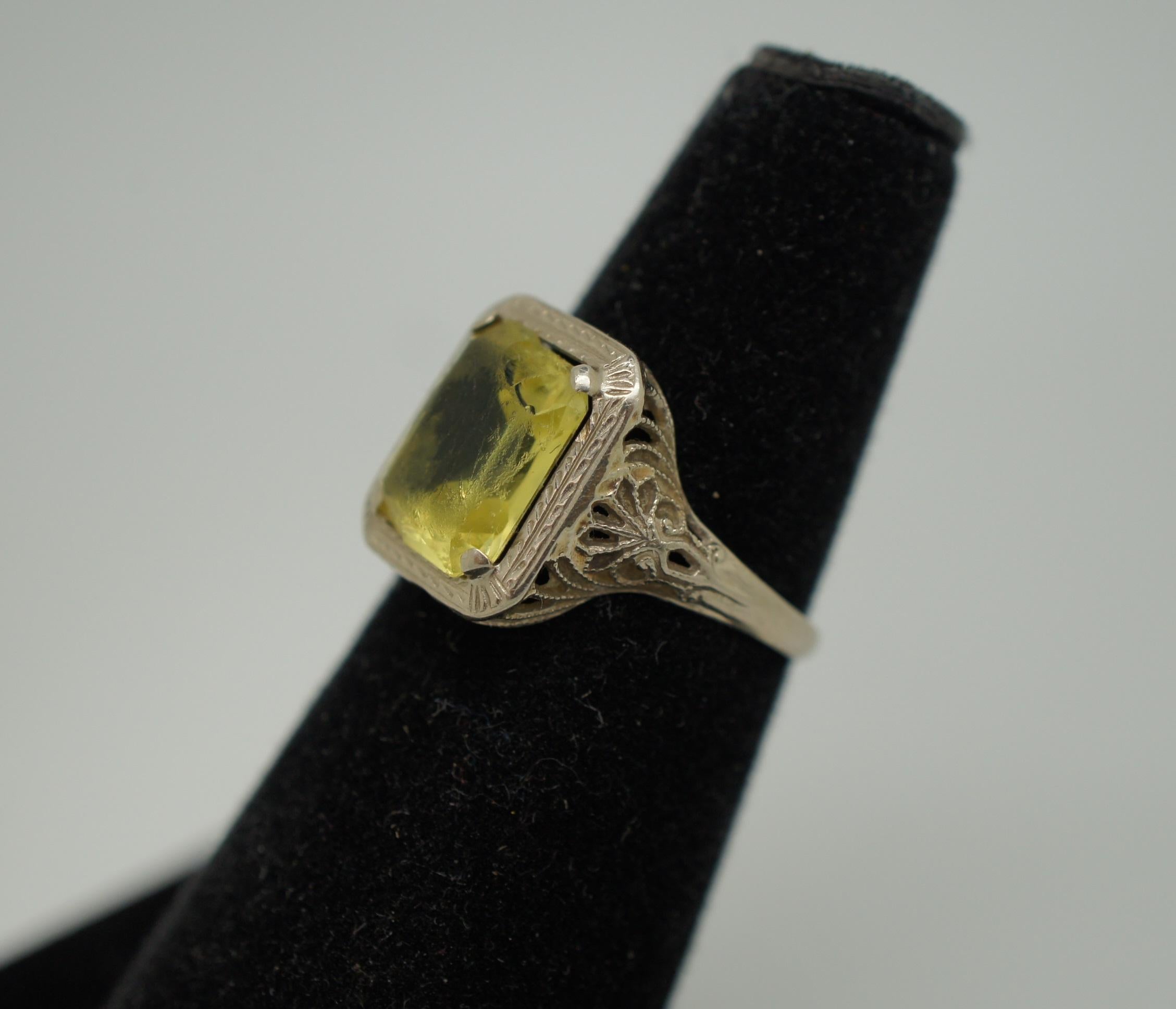 Antique Art Deco 14K White Gold Filigree Uranium Glass Cocktail Ring Size 5 In Good Condition For Sale In Dayton, OH