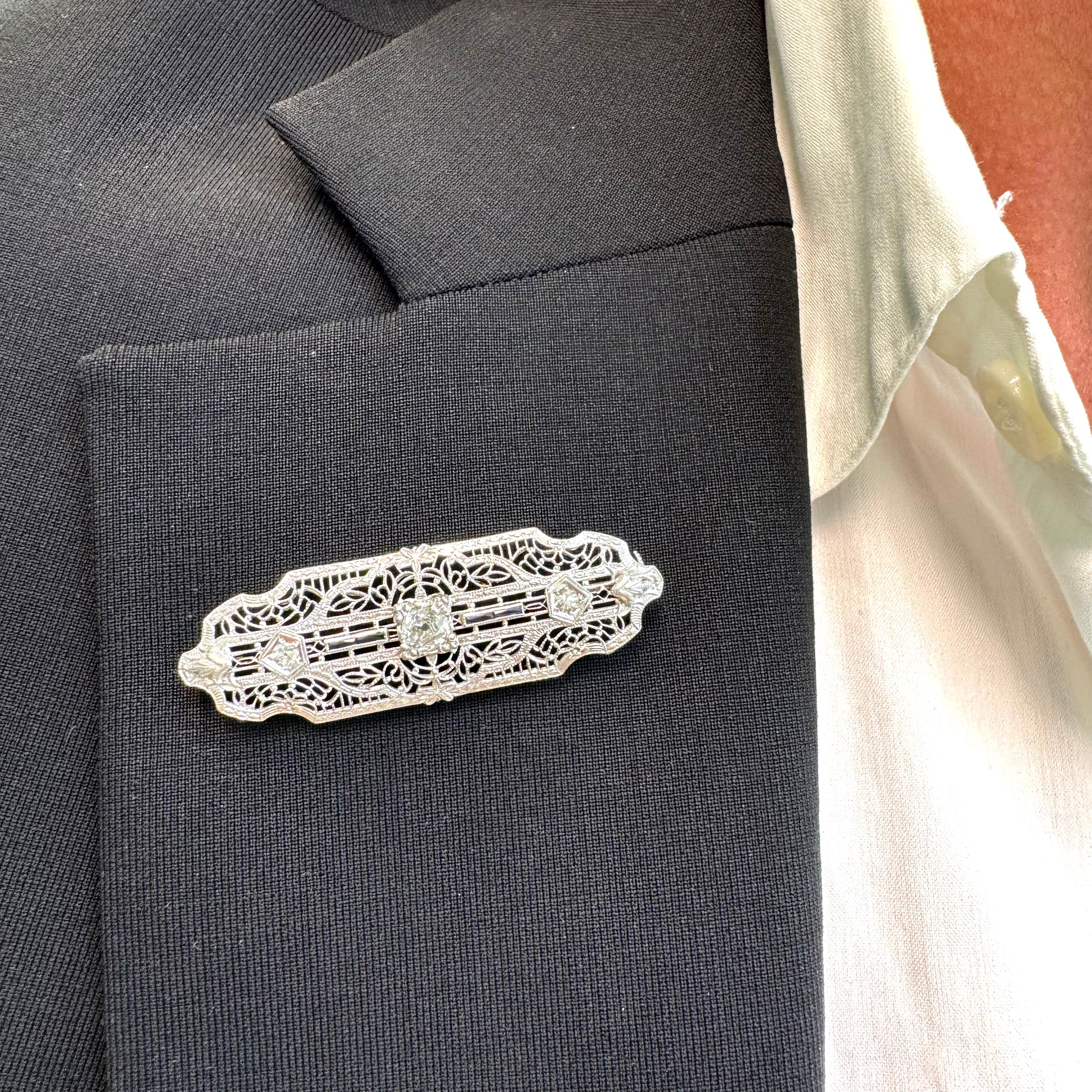 Antique Art Deco 14K White Gold Filigreed Old Cut Diamond & Sapphire Brooch For Sale 1