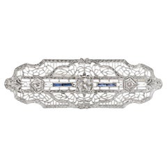 Antiguo broche Art Decó de oro blanco de 14 quilates con filigrana de diamantes talla antigua y zafiro