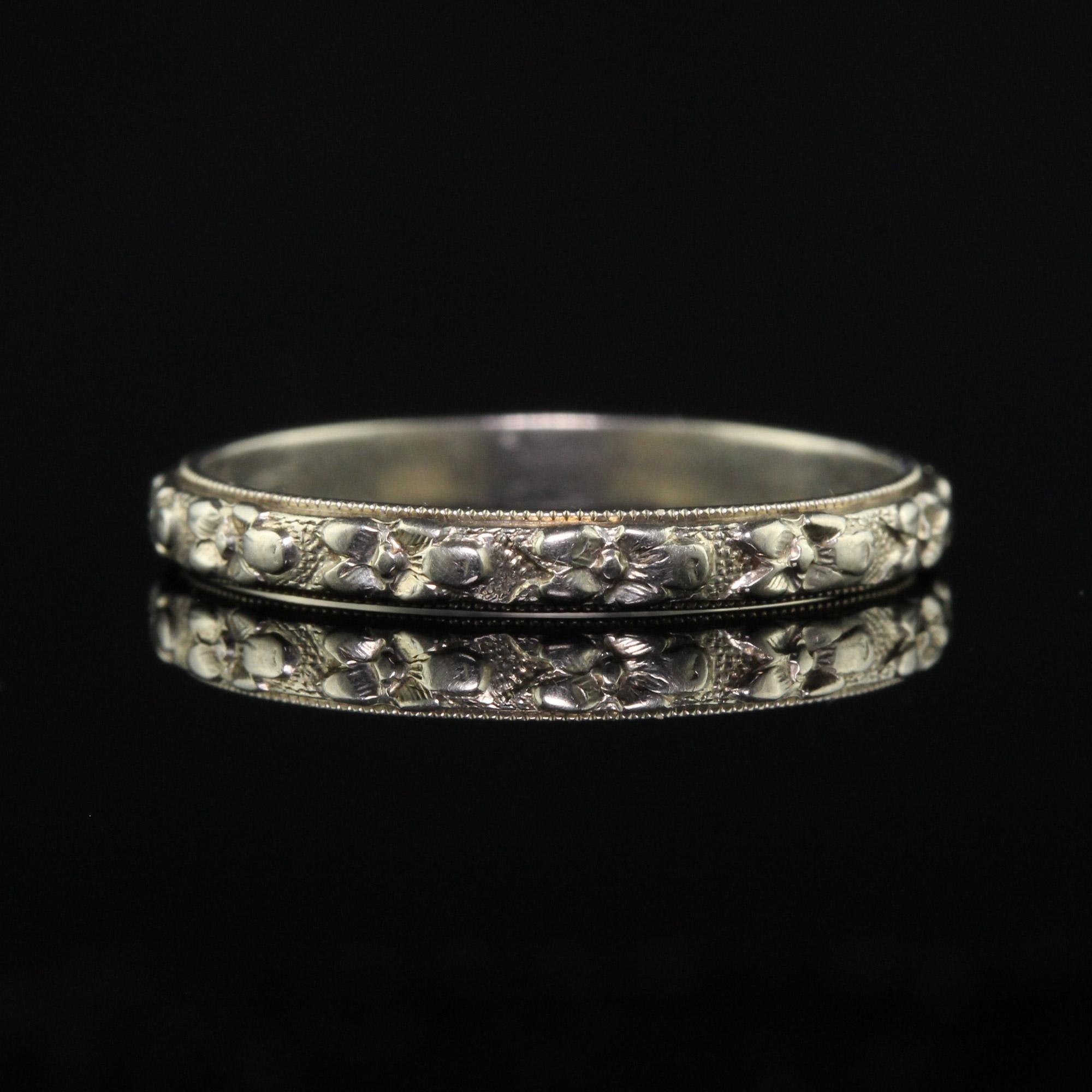 Antique Art Deco 14K White Gold Floral Engraved Wedding Band - Size 6 In Good Condition For Sale In Great Neck, NY