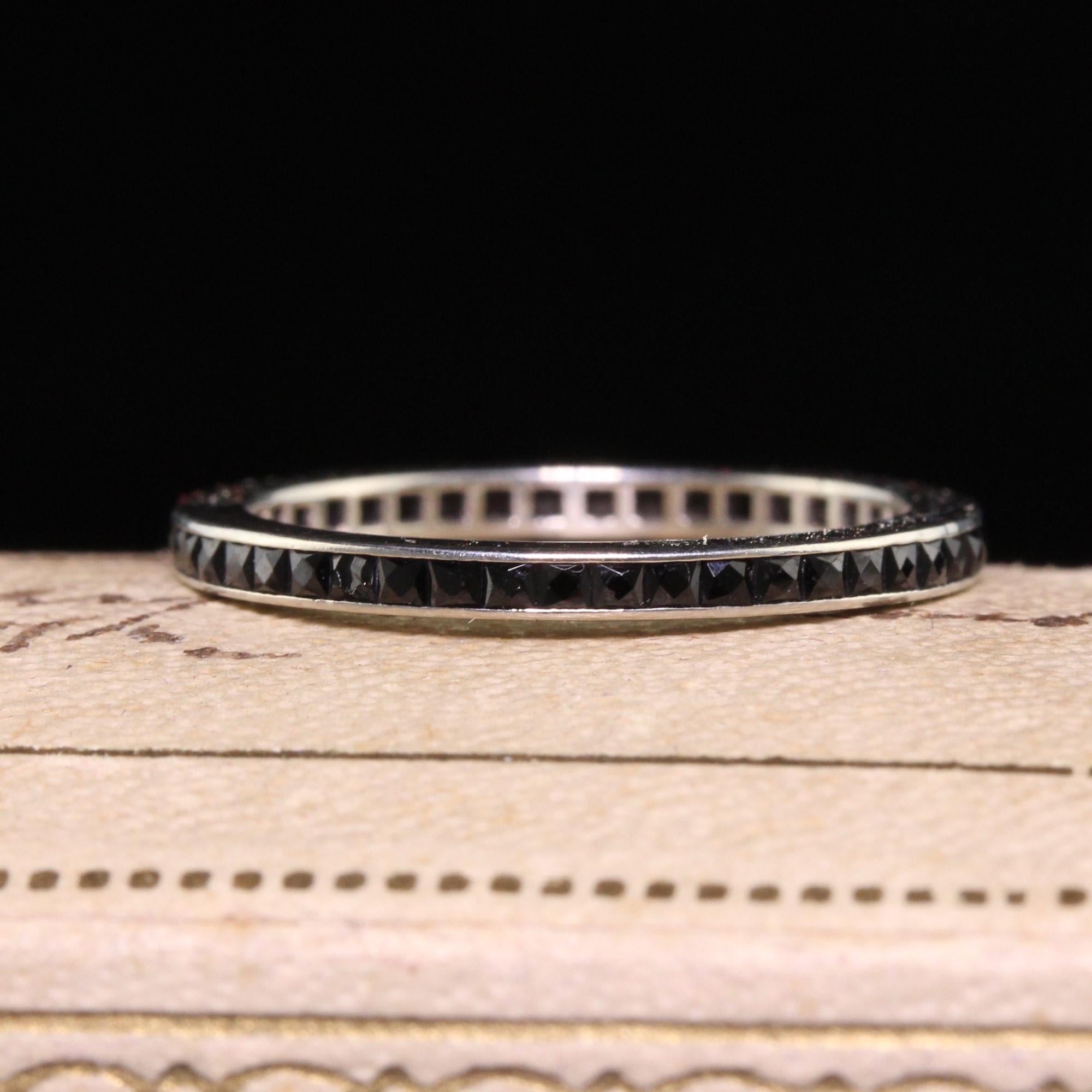 Schöne antike Art Deco 14K Weißgold Französisch Cut Onyx Eternity Band - Größe 5 1/2. Diese wunderschöne Ewigkeit Band ist in 14k Weißgold gefertigt. Der Ring hat französisch geschliffenen Onyx geht um den gesamten Ring und es ist in gutem Zustand.